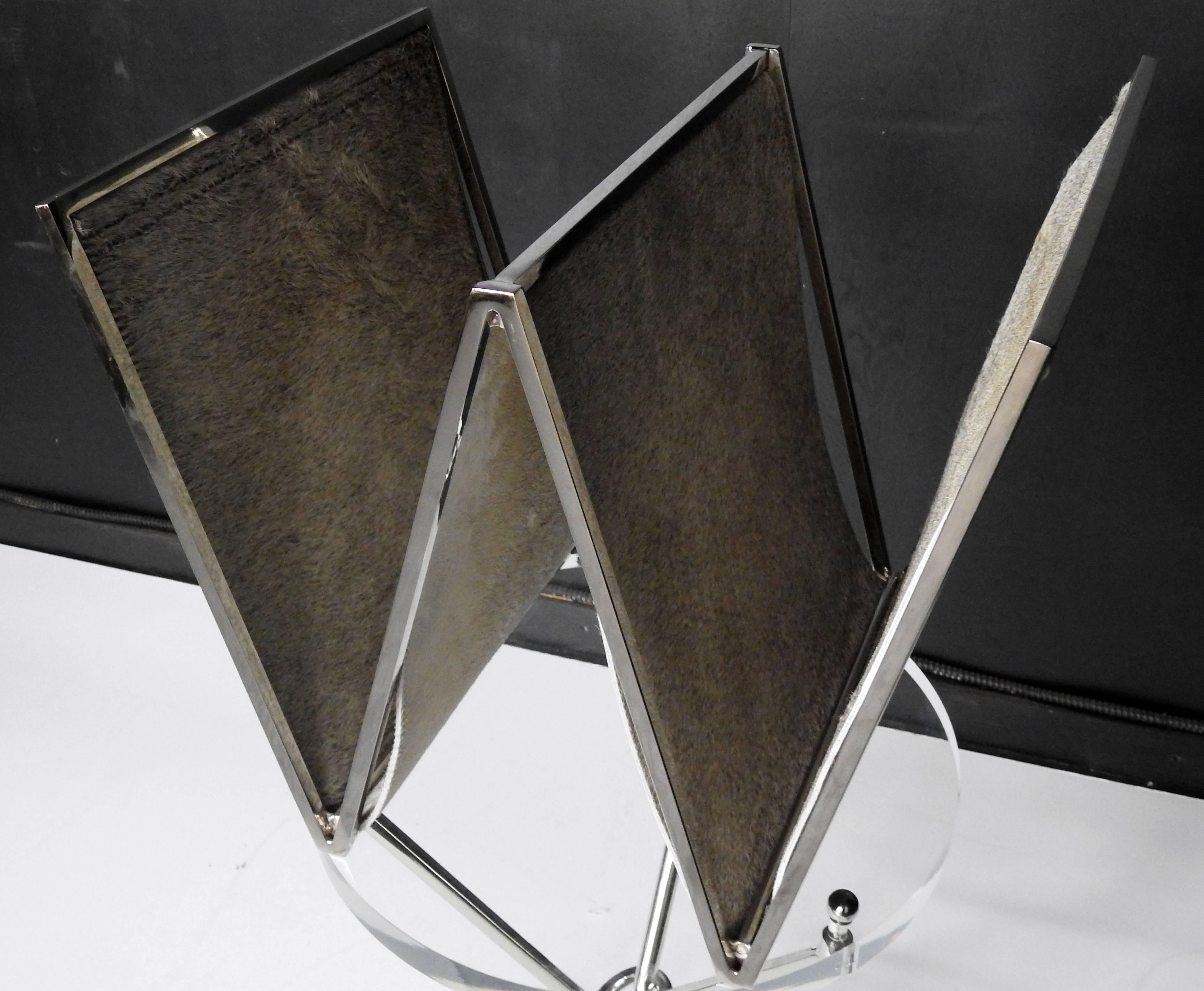 Chrome and Hide Zig Zag Magazine Rack In Good Condition For Sale In Philadelphia, PA