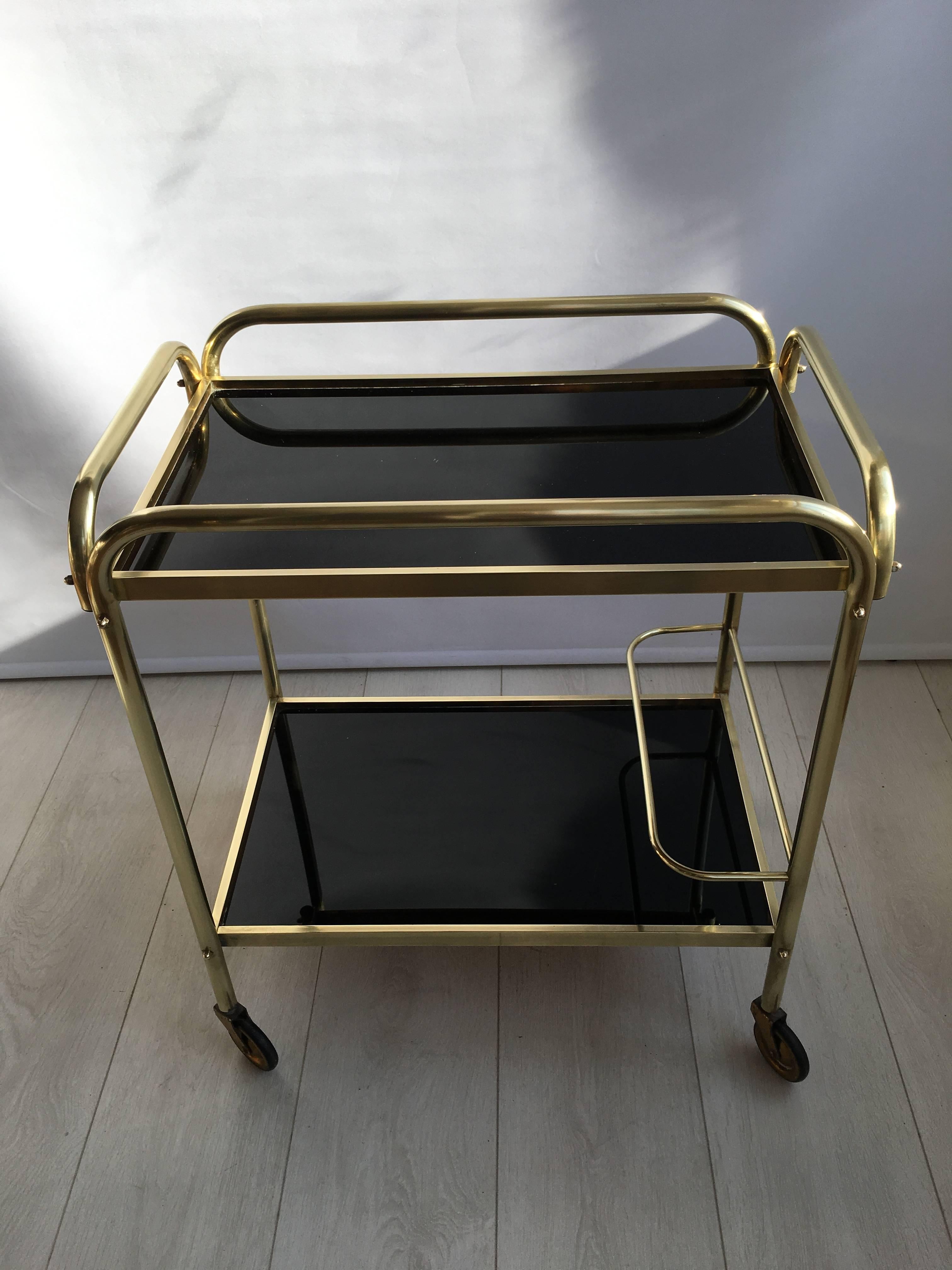 Great looking vintage drinks trolley with lift off top tray

Black melamine top, some minor scratches (please see close up image)

Measures 56.5 cm wide, 37cm deep and 62.5cm tall

   