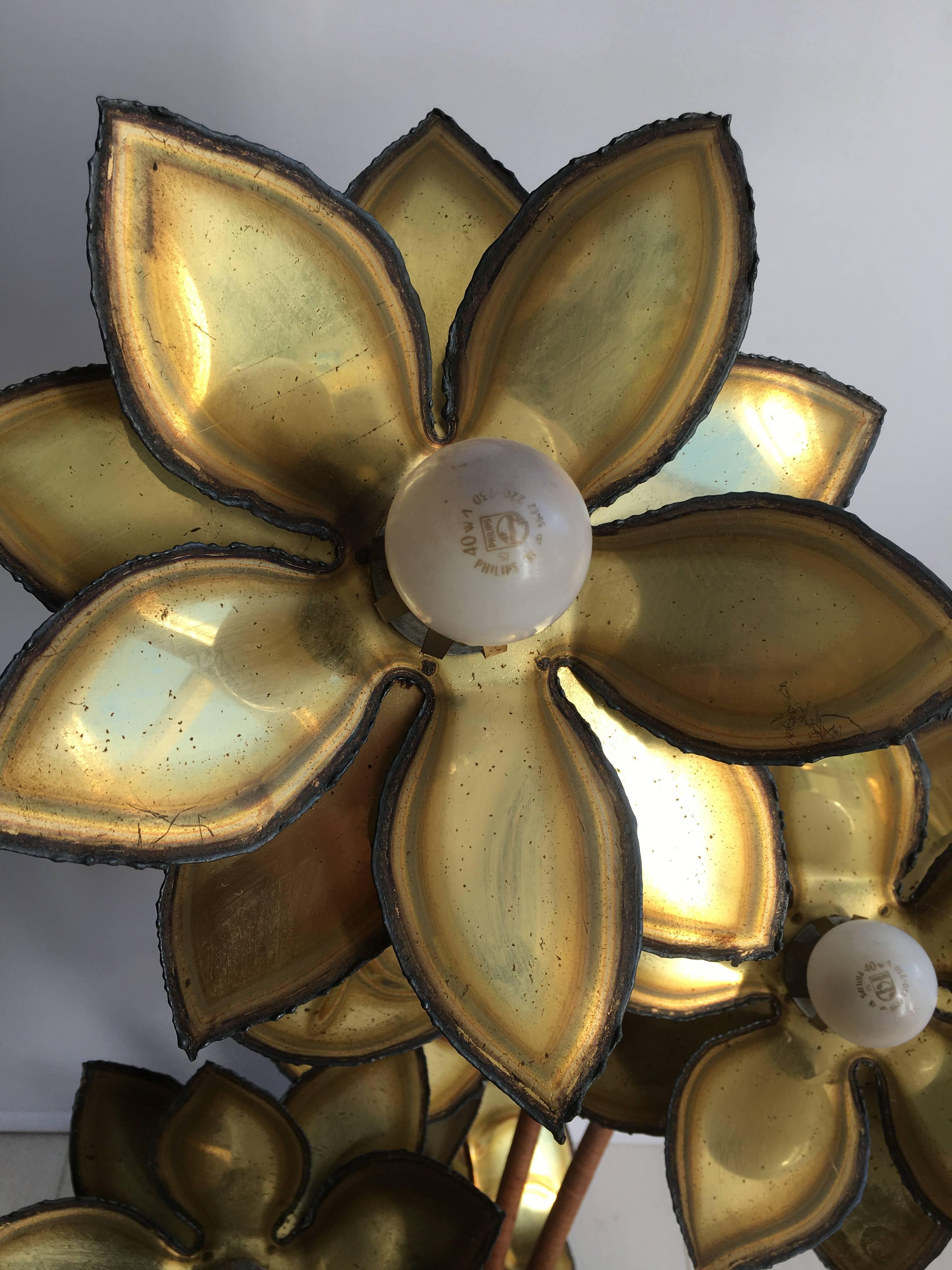 Beautiful Maison Jansen lamp with four lotus flowers/lights.

The petals and metal work are in great condition.

Stands 105cm tall so can sit on the floor or a table (approx 50cm wide).