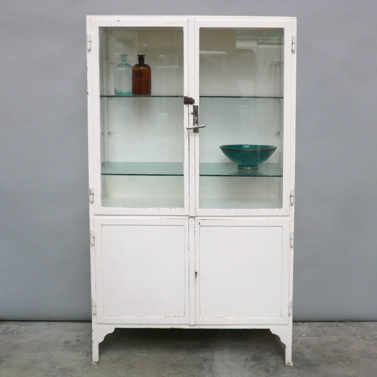 Vintage Medical Cabinet, 1950s In Fair Condition In Amsterdam, Noord Holland
