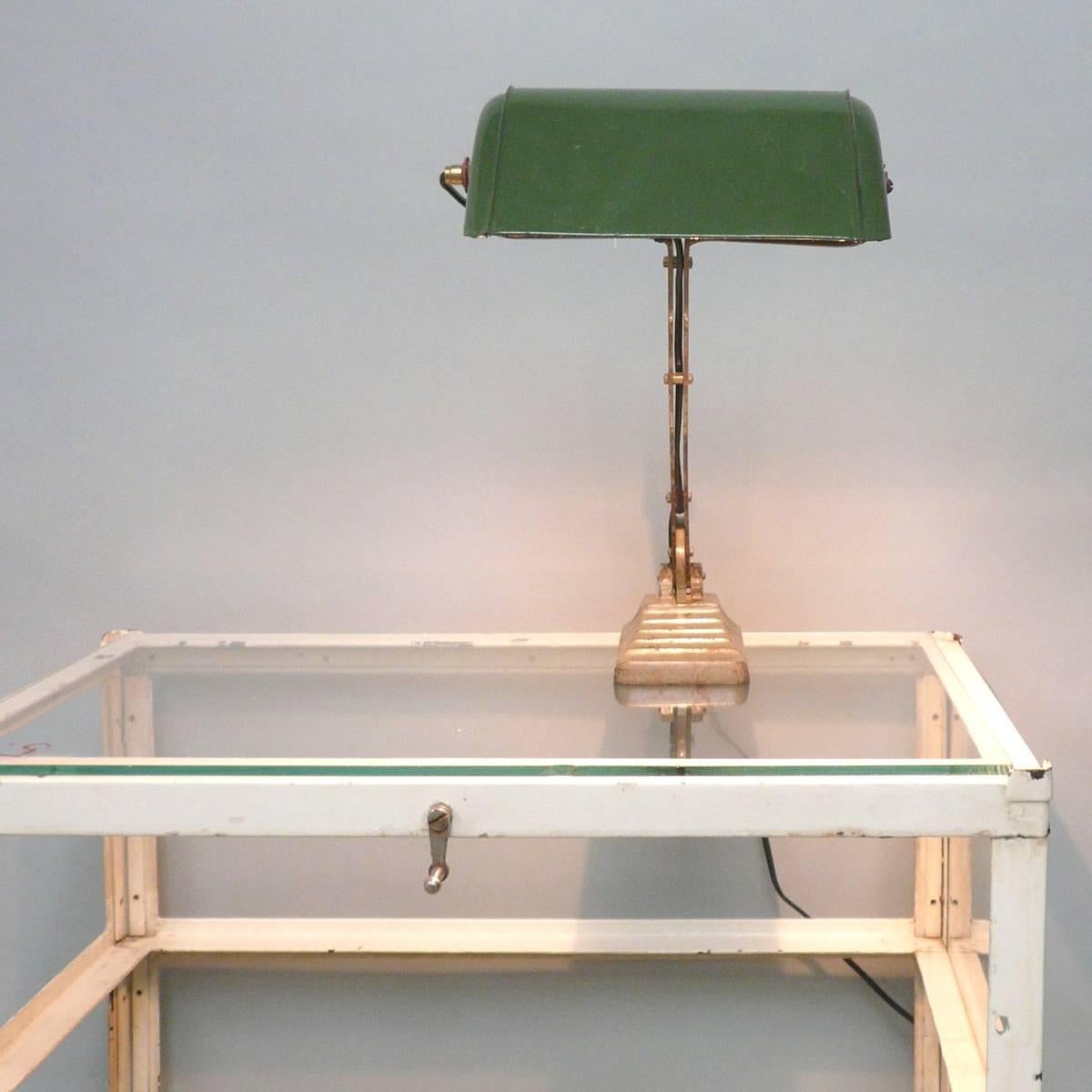 Lampe de bureau caractéristique, style Bauhaus, conçue en 1930. La lampe a une lourde base en fonte et un chapeau en métal émaillé. La base lourde donne à la lampe une place solide. Entièrement réglable et d'un look fantastique qui s'adapte à de