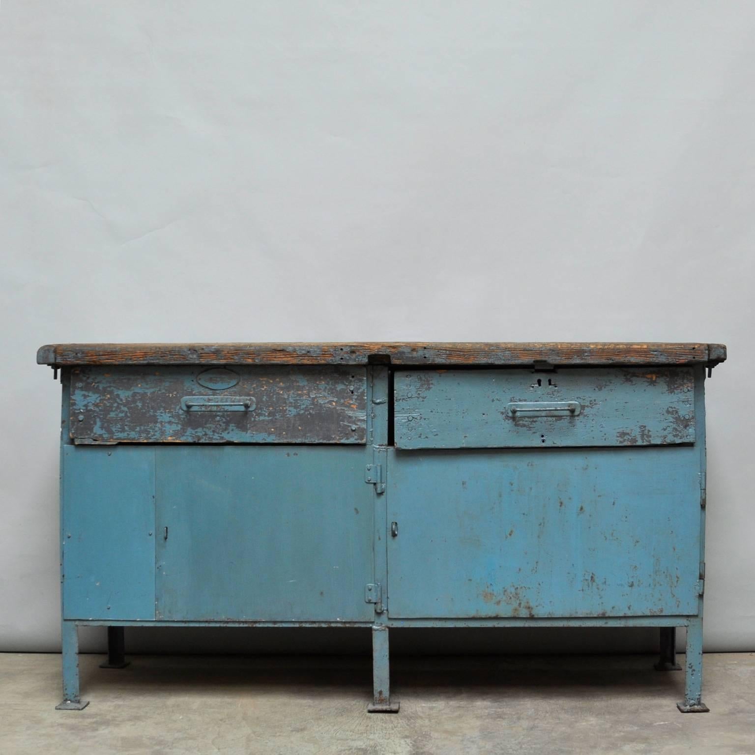 Vintage workshop table with metal structure. The top and the drawers are in solid pine. The top measures 5cm thick and presents an irregular surface as shown by the photos.