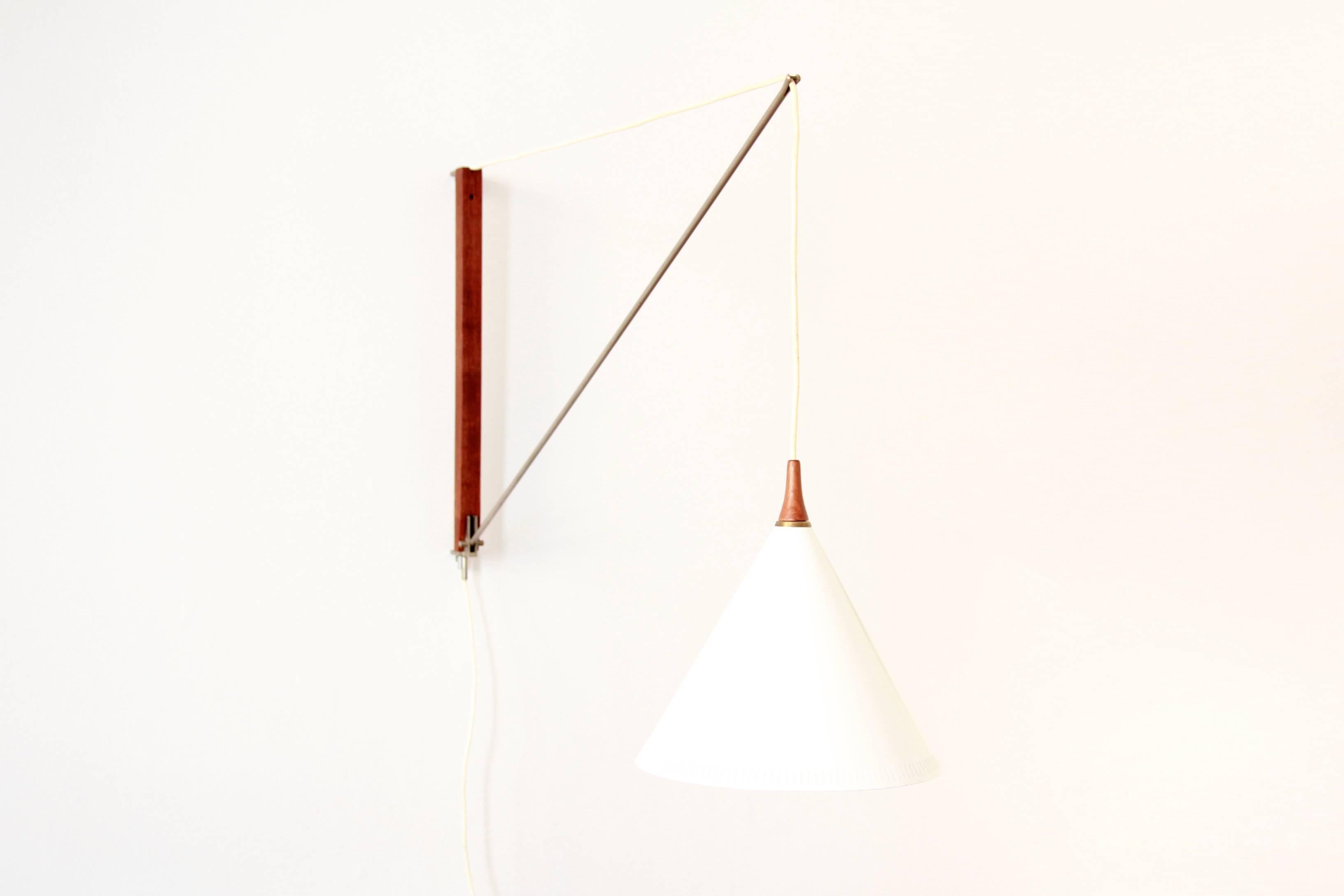 Mid-Century Modern Dutch Modernist Willem Hagoort Arc Wall Lamp in Brass and Teak, 1950