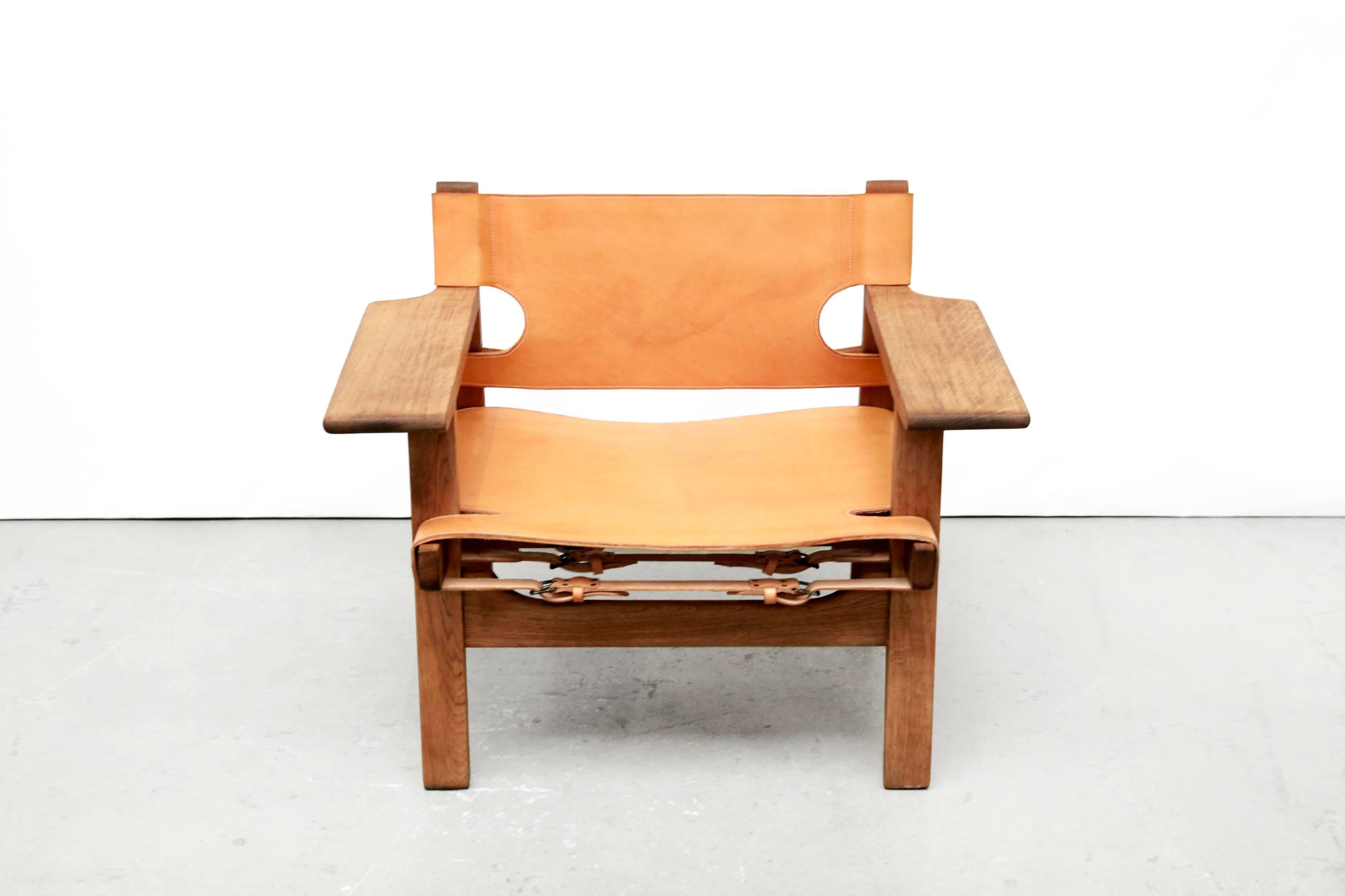 Beautiful early edition of the 'Spanish Chair' designed by Børge Mogensen manufactured by Fredericia furniture, Denmark, circa 1950s.
This chair in solid oak and cognac leather is a well-known iconic piece with a very strong appearance.
The old
