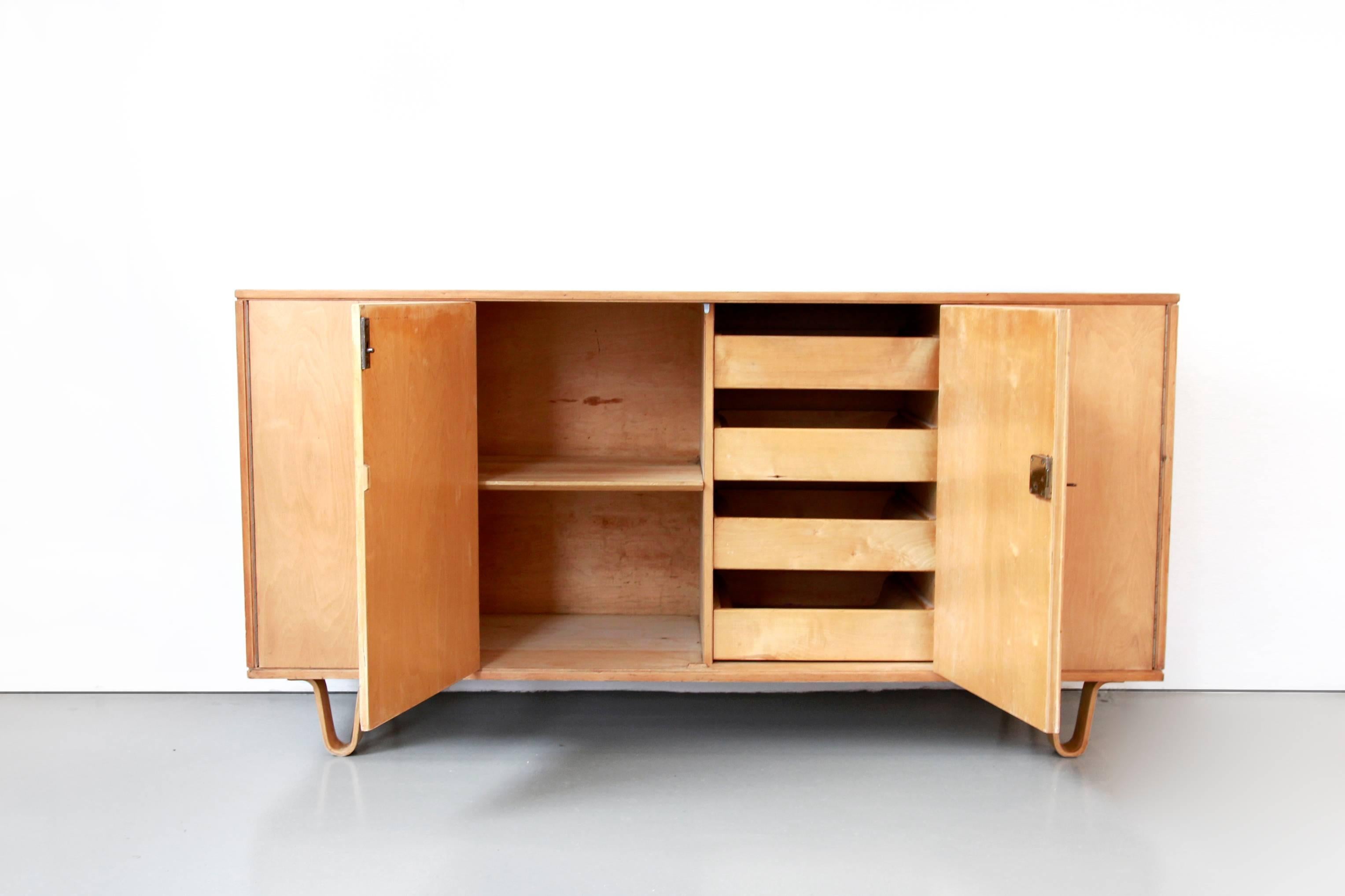 Minimalistic sideboard designed by Cees Braakman for UMS Pastoe, The Netherlands.
This credenza has the model name DB02 (Dressoir Birch number 02) and is made in birch and plywood.
This piece from the late 1950s has a very nice modernist design