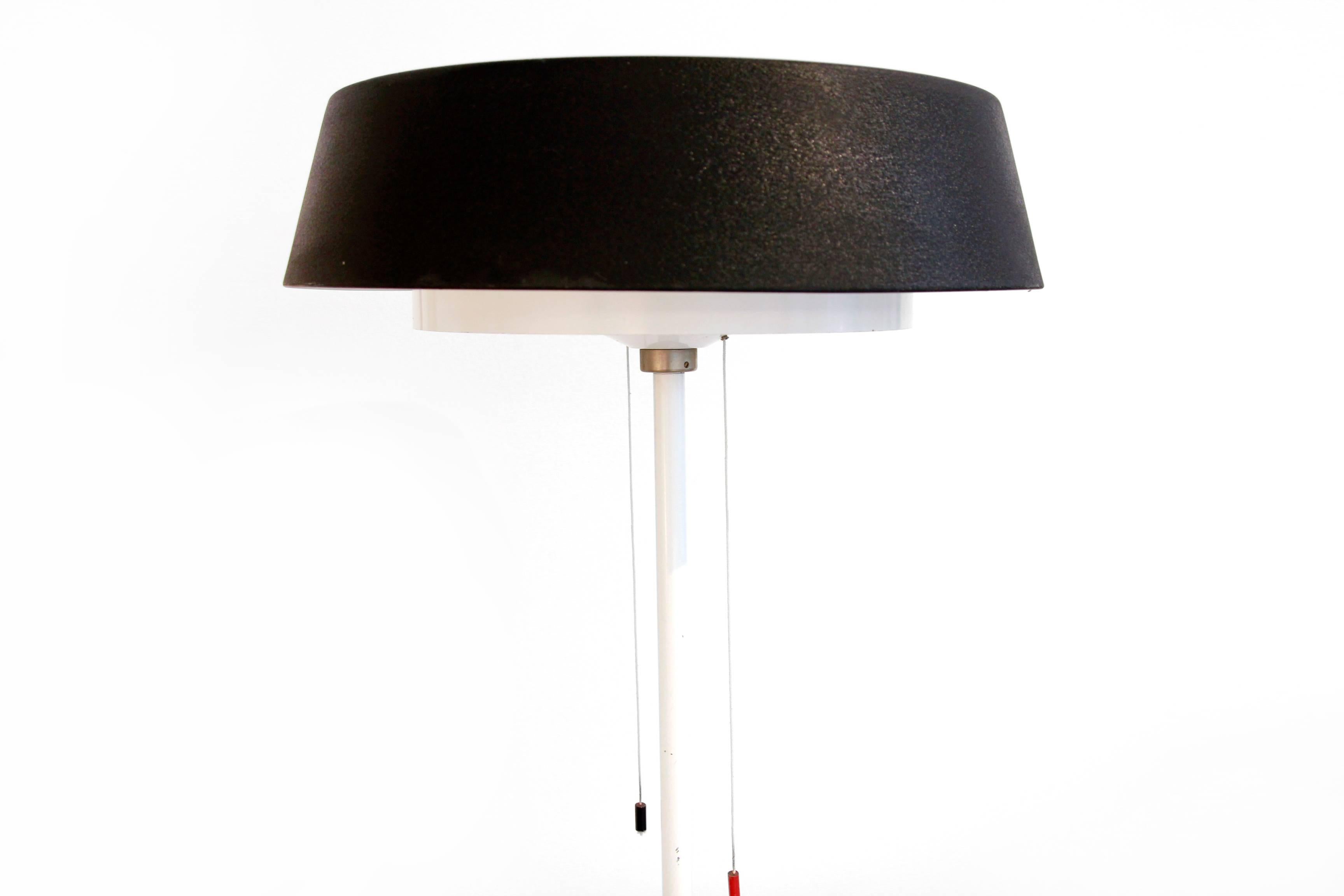 Lacquered Dutch Minimalist Floor Lamp by Niek Hiemstra for Evolux Model ST 7128/A