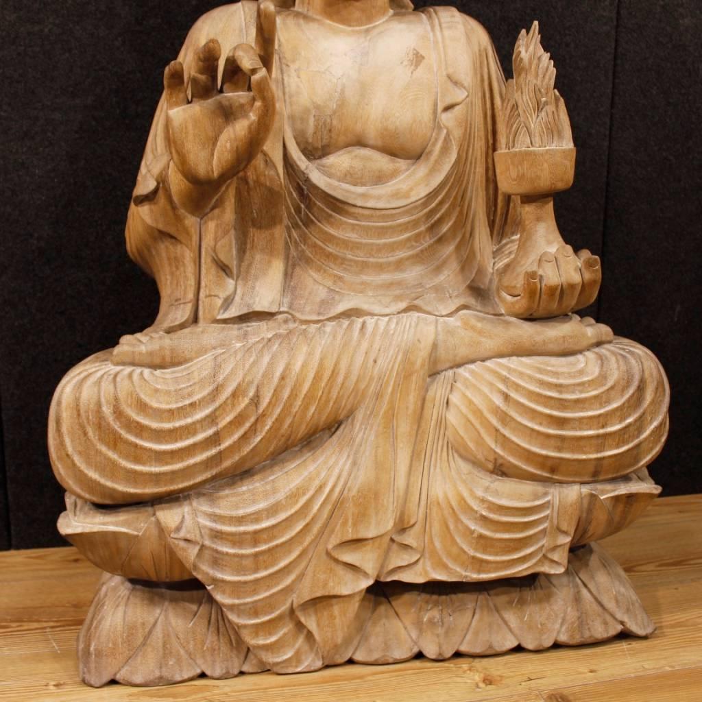 Great oriental sculpture of the second half of the 20th century. Statue of great measure and impact depicting Buddha in carved wood. Sculpture finished for the centre, ideal for inserting in the centre of a lounge or living room. Object that shows