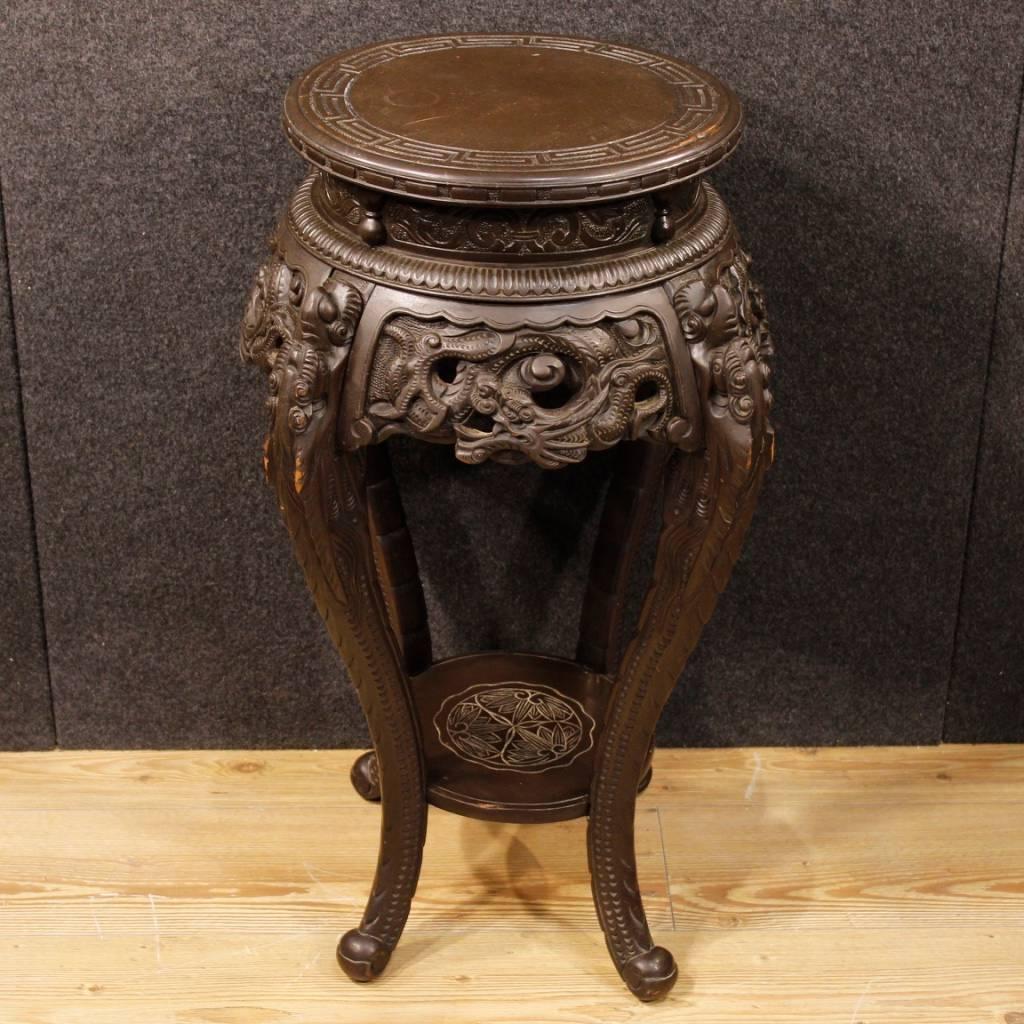 Chinese side table of the 20th century. Carved, chiselled and ebonized wooden furniture of beautiful decoration. Side table that can be can easily inserted at different points of the house. Furniture ideal for displaying large sculptures or