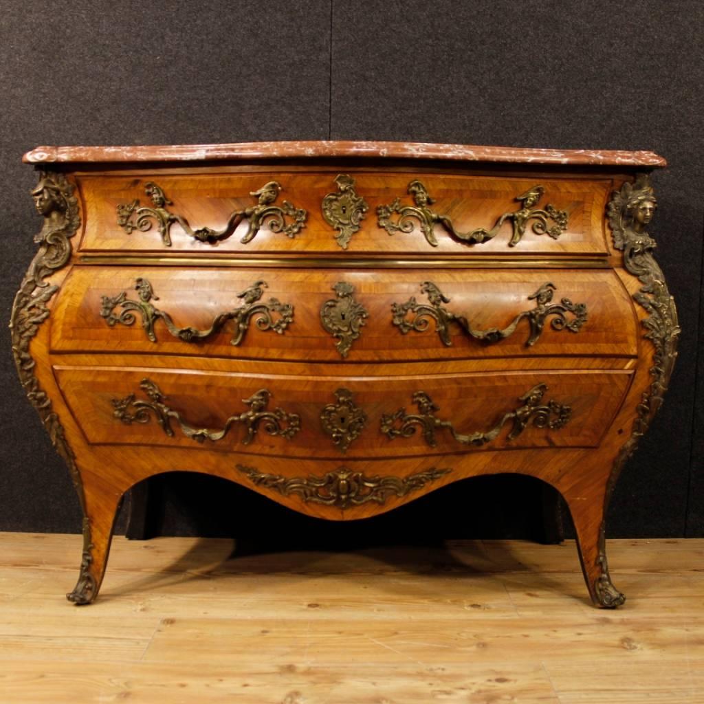 French chest of drawers of the early 20th century. Furniture of exceptional quality, richly decorated with golden and chiselled bronze. Dresser in rosewood and walnut in Louis XV style with original marble top. Top that has undergone a restoration