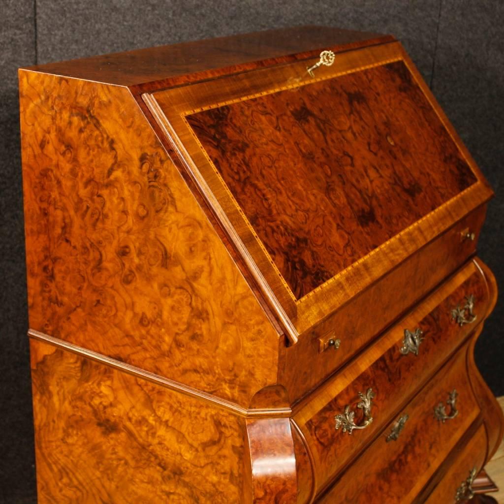 20th century Dutch bureau. Furniture in walnut, mahogany, burl walnut, mahogany and maple of beautiful line and nice decor. Bureau with three exterior drawers of good capacity. Inside of fall-front of good service box, full of drawers and openings