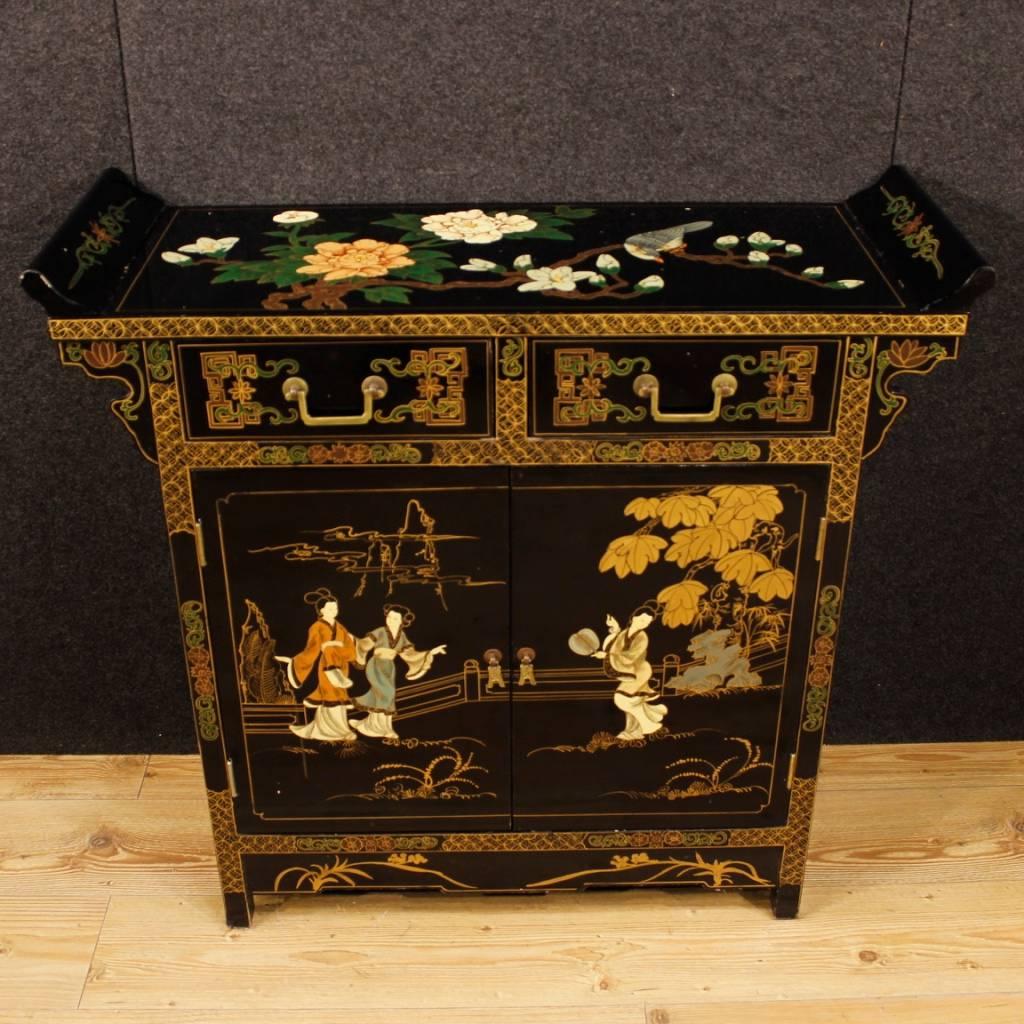 Chinese sideboard of the 20th century. Furniture in lacquered and painted wood with floral decorations. Sideboard with two doors and two external drawers, of good capacity and service. Top in character, of discreet measure. Furniture of excellent