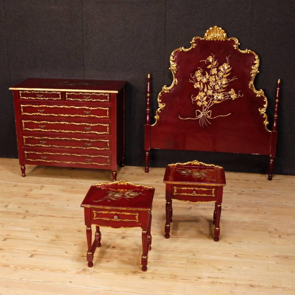 Spanish dresser of the 20th century. Furniture in lacquered, chiselled and golden wood of fabulous decoration. Commode with five drawers of excellent capacity and service, top in character. Chest of drawers ideal for a bedroom, of nice decoration.