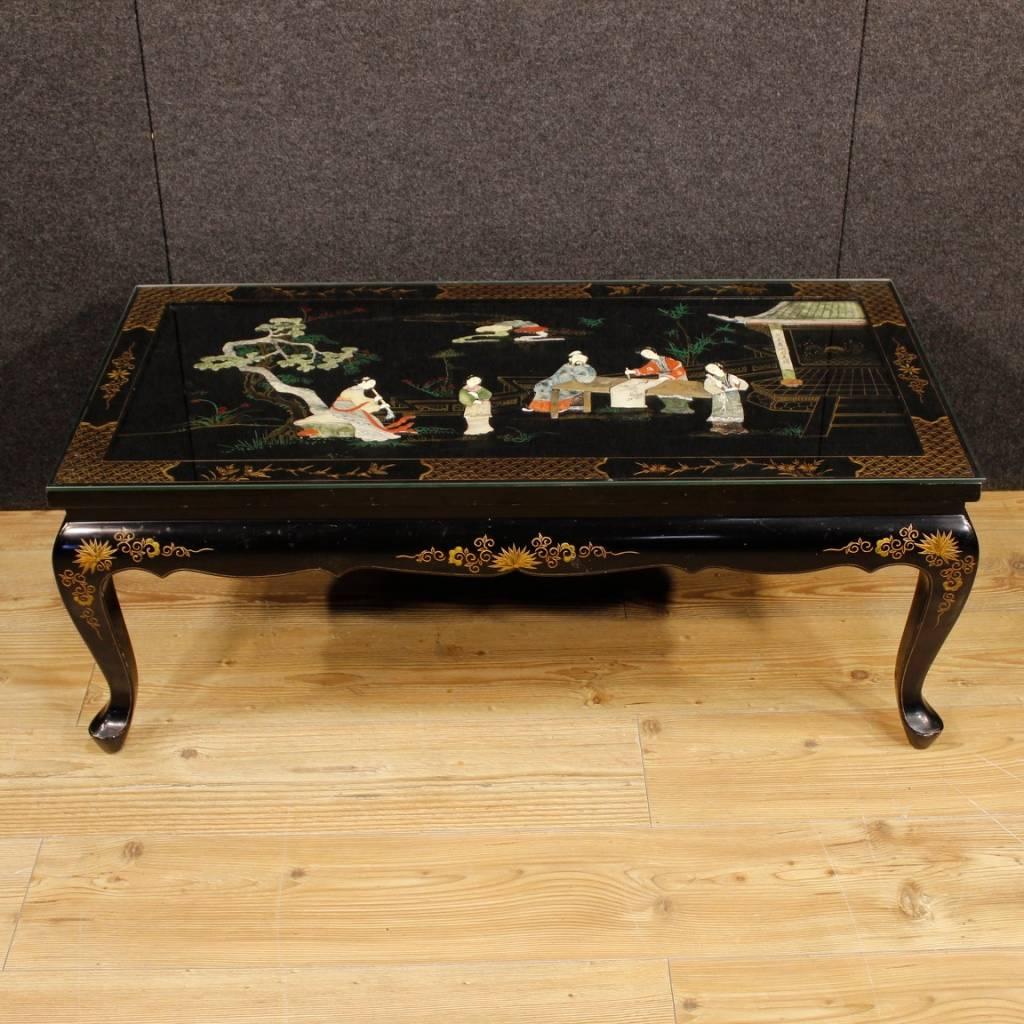 French coffee table of the 20th century. Furniture in lacquered and painted wood with chinoiserie embellishments of nice decor. Coffee table with protective glass top. Furniture in good conservative state, with some signs of wear.