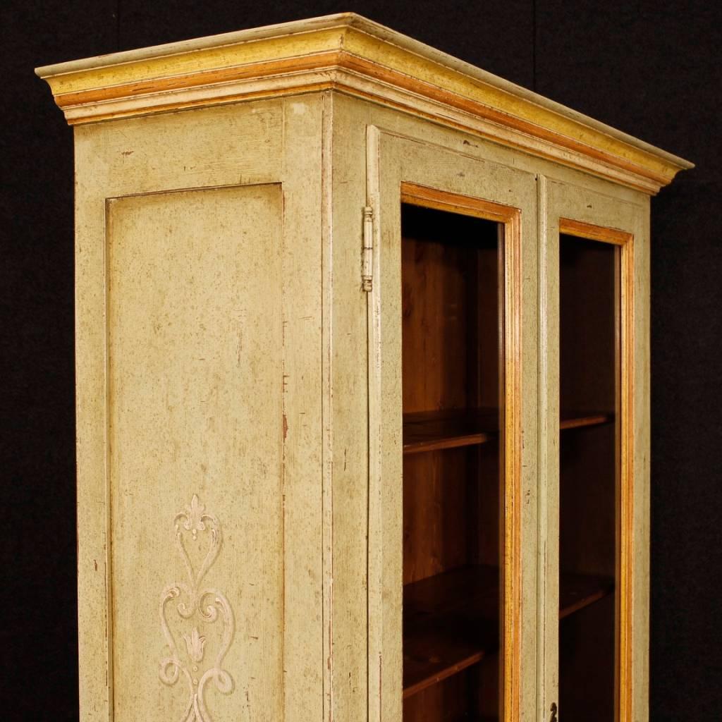 Italian Lacquered Painted Vitrine in Wood, 20th Century In Good Condition In Vicoforte, Piedmont