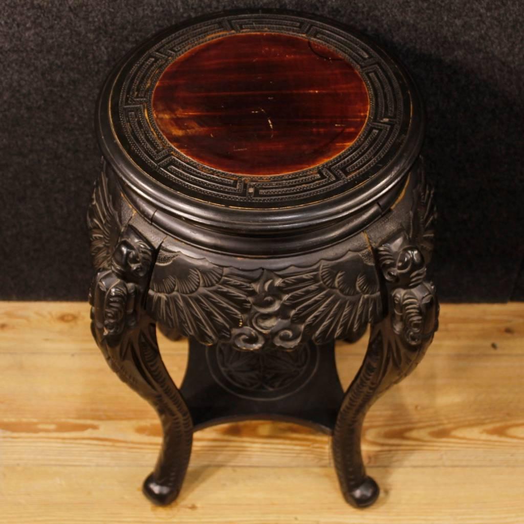 Chinese side table of the 20th century. Furniture in richly carved oriental wood. Side table of beautiful decoration, it can be easily insert in different places of the house. In good condition with some signs of wear.
