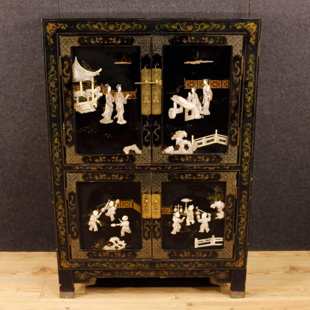 French cabinet of the 20th century. Lacquered chinoiserie furniture, in wood and plaster with relief applications, of fabulous decoration. Sideboard of great proportions, with four doors, of great capacity and service. The back of the cabinet has
