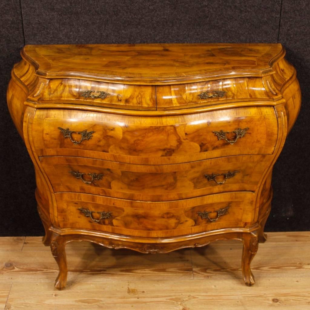 Venetian dresser of the 20th century. Furniture in walnut and burl, of beautiful line and pleasant furnishings. Chest of drawers with top in character with two small and three larger drawers of good capacity. Furniture of excellent proportion that