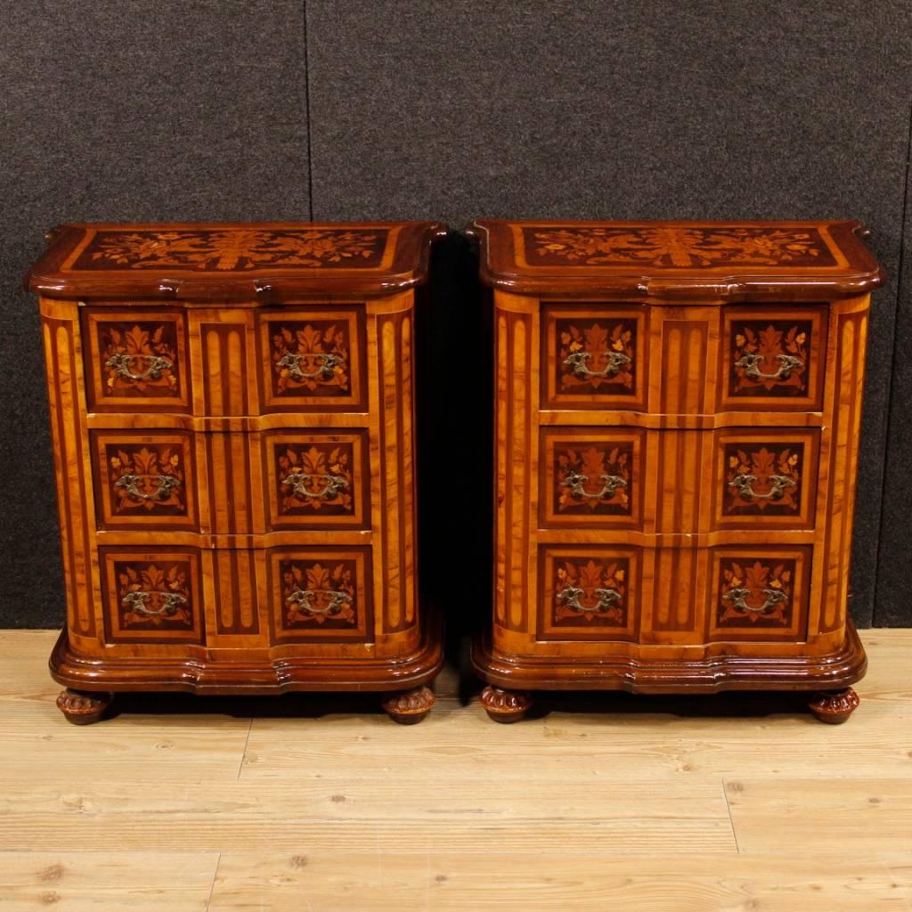 Pair of Italian bedside tables from the 20th century. Nicely decorated wooden furniture with floral inlay in walnut, burl walnut, rosewood, maple and fruitwood. Fabulous bedside tables that can be easily inserted into different parts of the house,