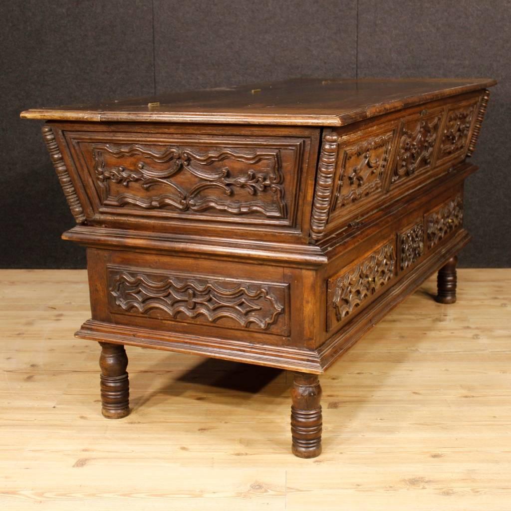 Antique Italian kitchen cupboard from the 18th century. Baroque furniture, modified in some elements during the 20th century, richly carved in walnut wood of exceptional quality. Kitchen cupboard with upper top that can be opened. Interior with