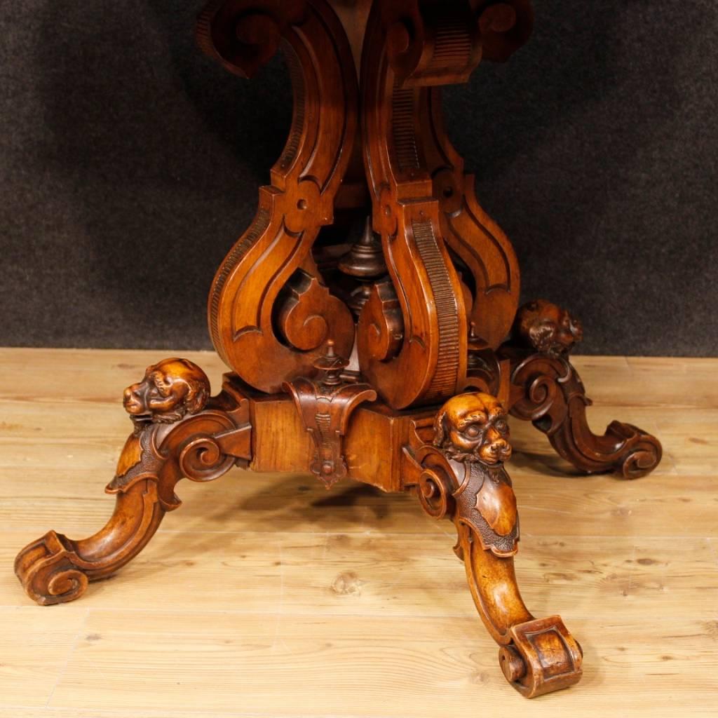 French centre table from the late 19th century. Furniture in finely carved walnut wood, of excellent quality. Table of good solidity, sculpted legs with zoomorphic feet of great pleasure. Top fitted with removable metal side axles to support the
