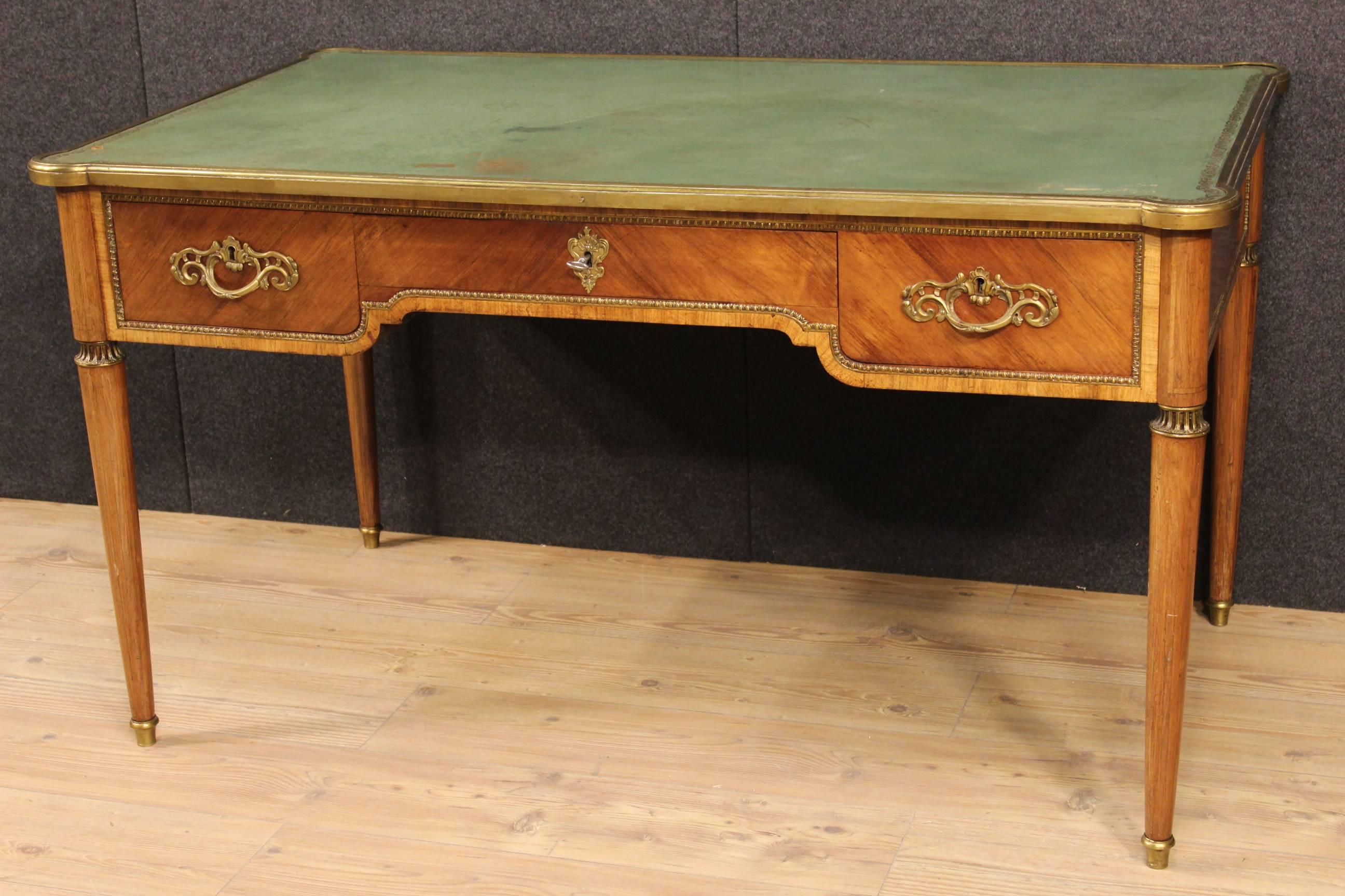 English desk of the late 19th century. Furniture veneered and inlaid in rosewood and palisander, of beautiful line and good taste. Desk finely decorated with bronzes, finished for the center with three frontal drawers of good capacity. Top not