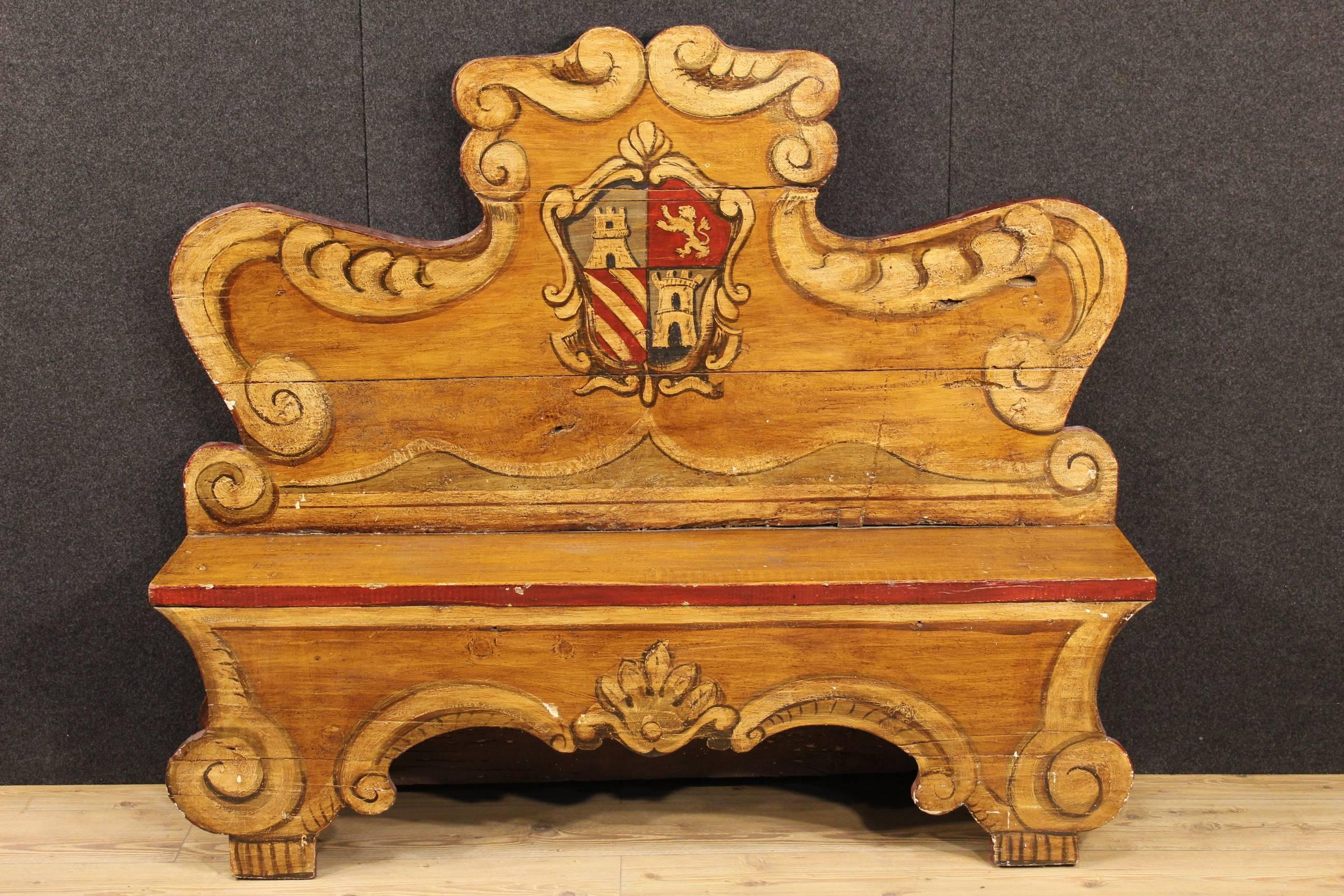 Venetian bench from the 20th century. Furniture made by carved, lacquered and painted wood decorated with a coat of arms. Seat height of 46 cm. It presents some signs of the time and drops of lacquer, on the whole in good conditions.