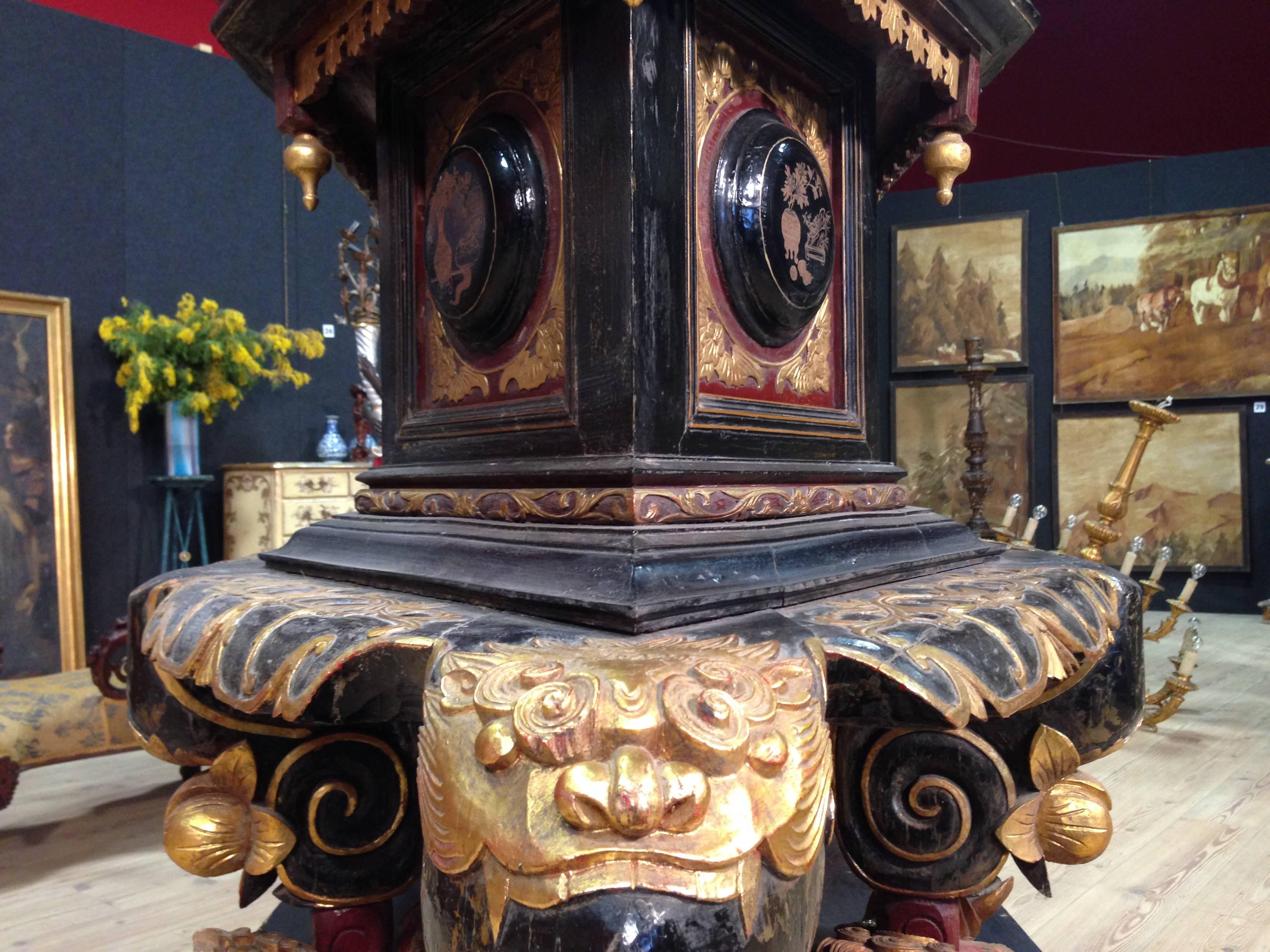 Chinese 19th Century Chinoiserie Style Gilt And Lacquered Stand