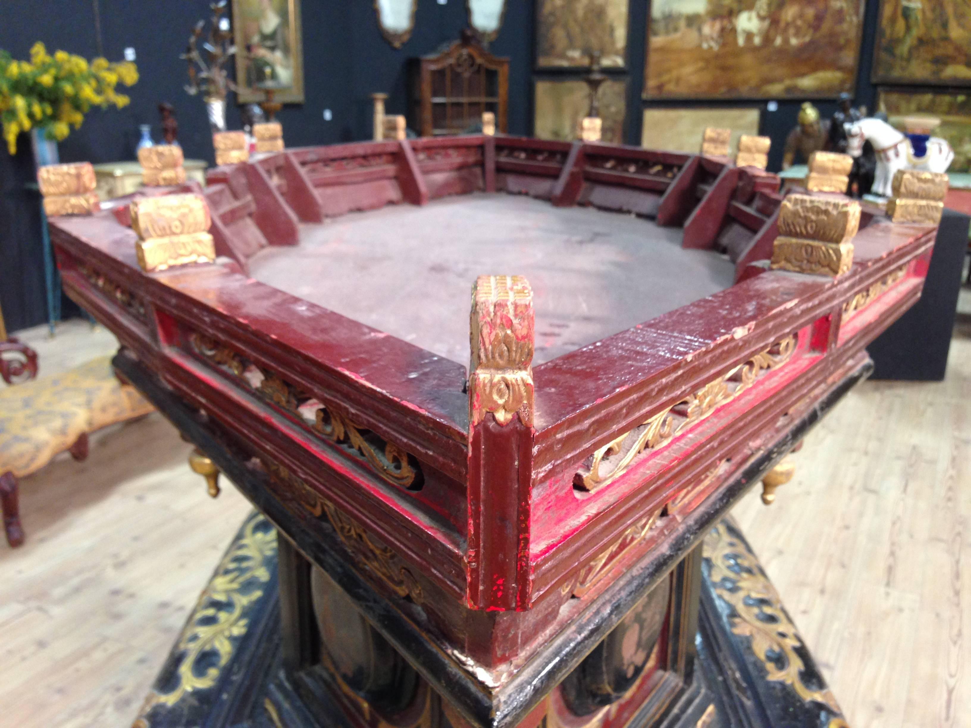 19th Century Chinoiserie Style Gilt And Lacquered Stand 1