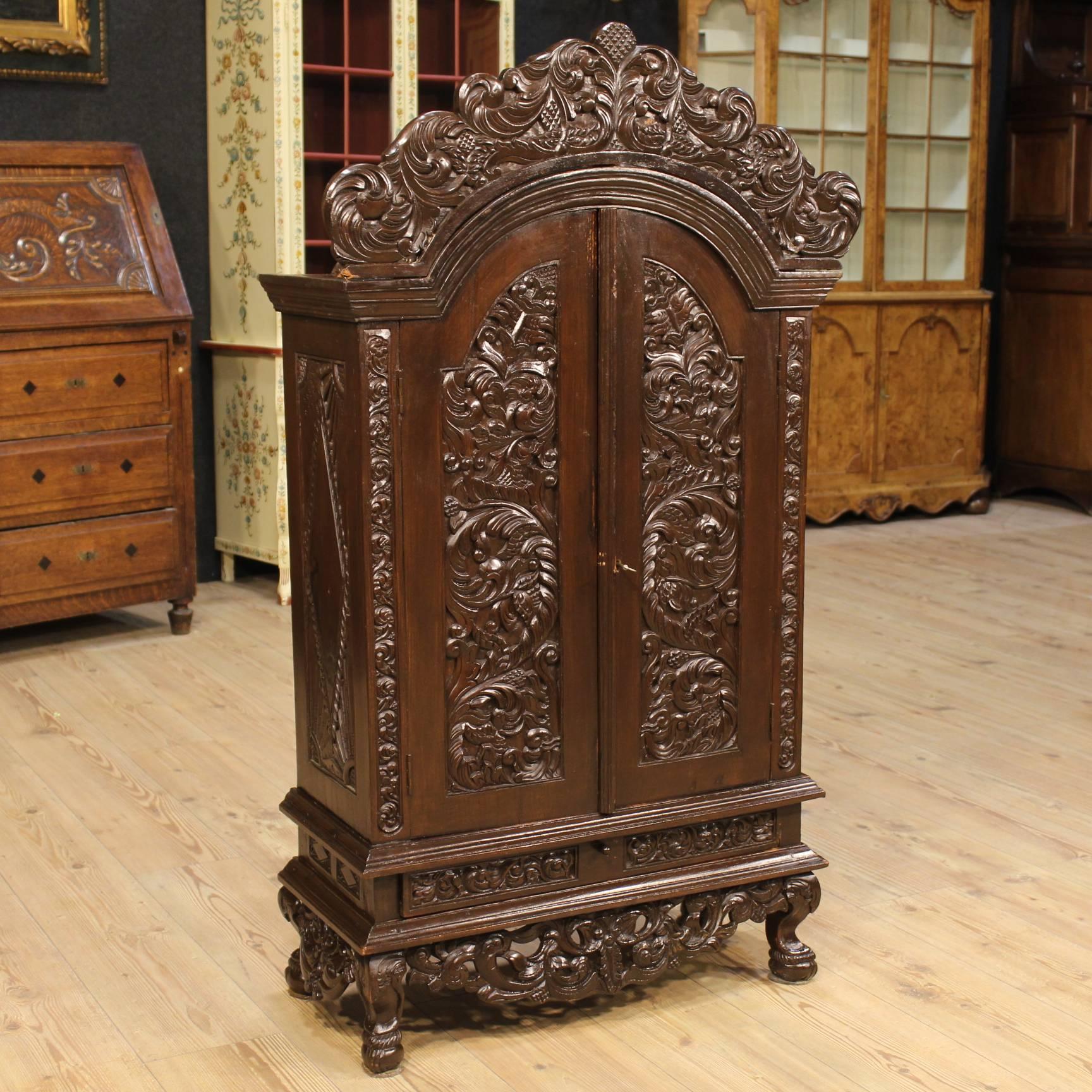 Nice Indian cabinet of the 20th century. Furniture made by carved wood. Cabinet of contain measure ideal to be placed in a niche or above a furniture. Cabinet with two doors and a drawer complete of a working key. Lock not original replaced during