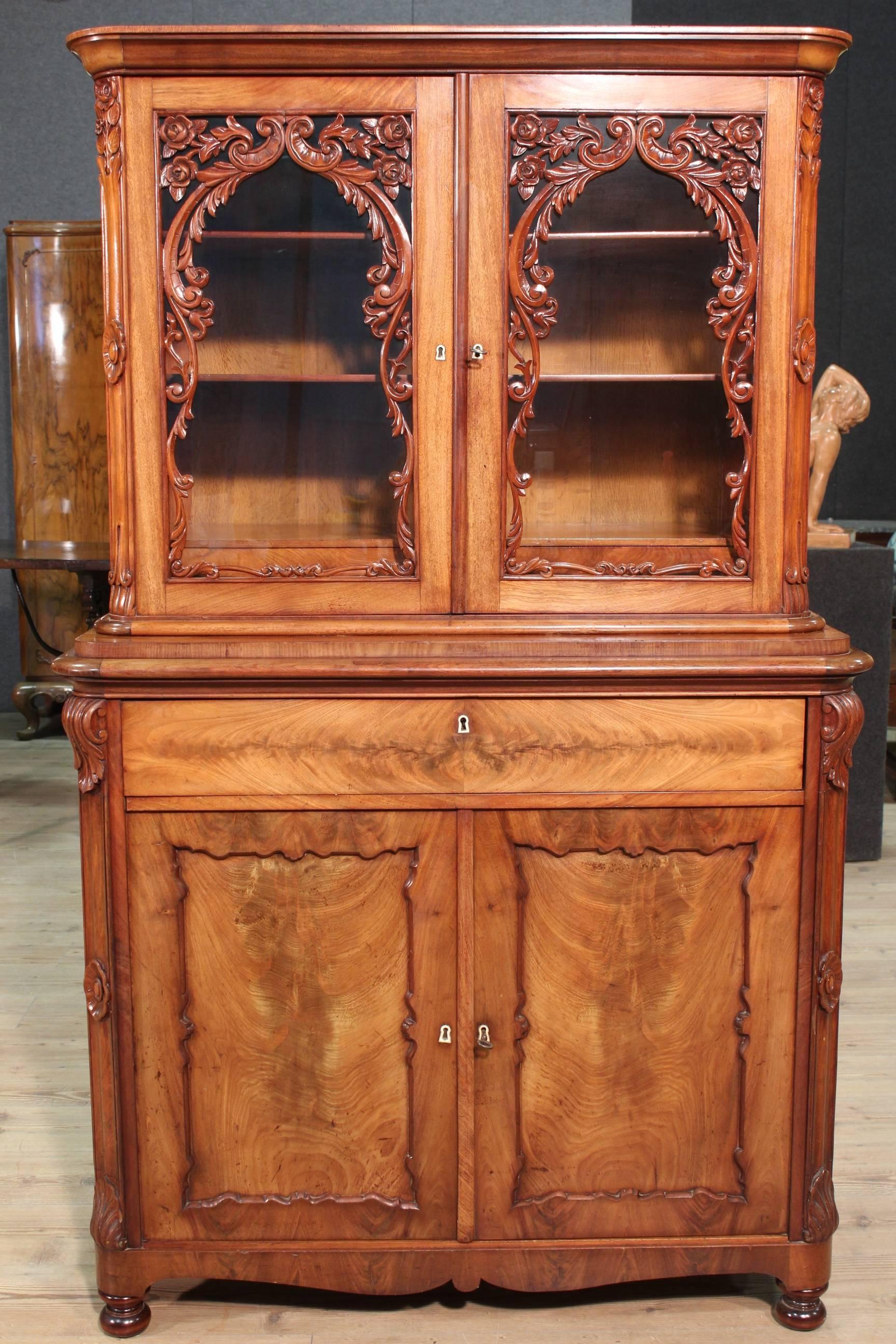 Dutch showcase of the second half of the 19th century. Double body library made by carved mahogany and mahogany feather of beautiful line and tasteful decoration. Cupboard of great service complete with two working keys. In good condition with some