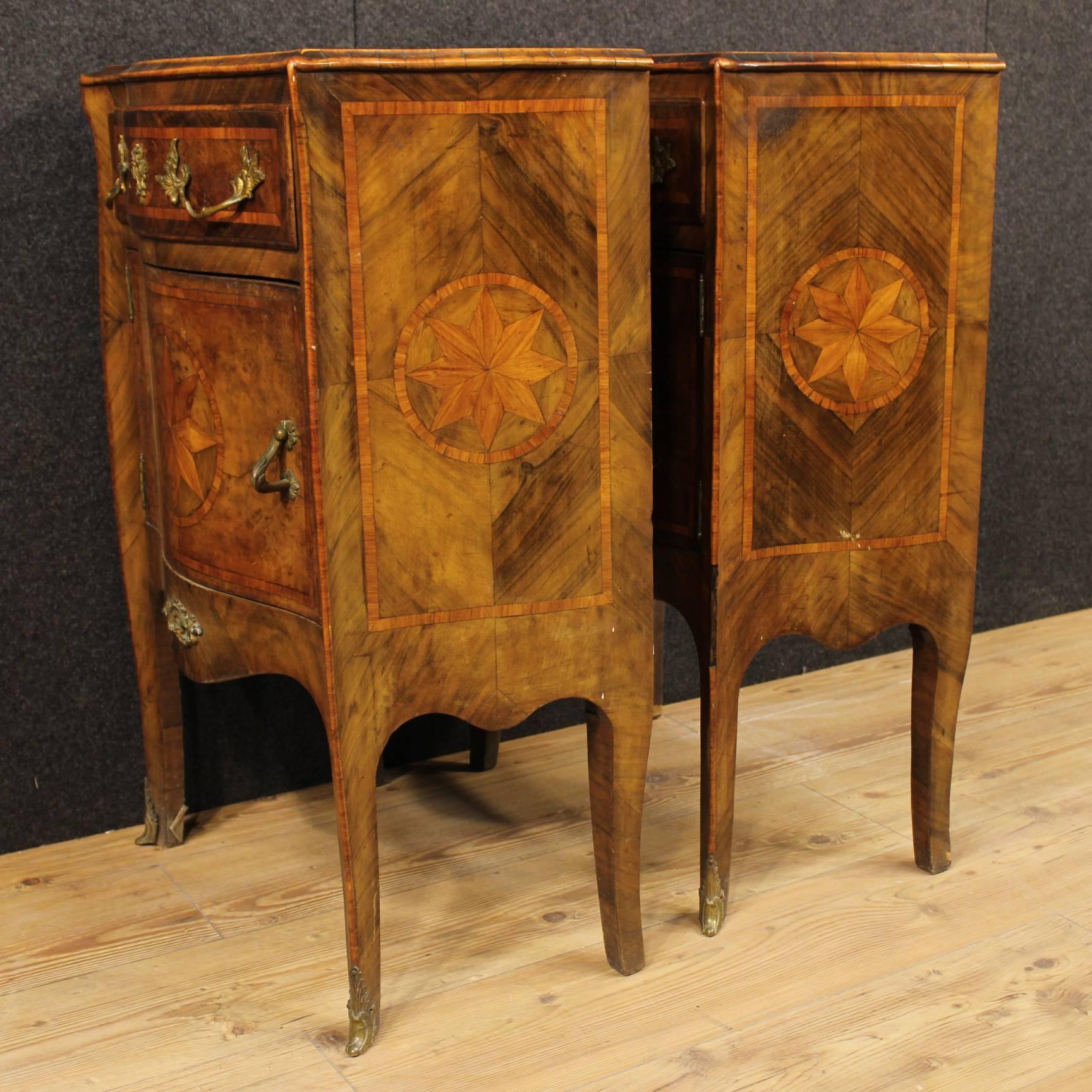 Pair of Neapolitan bedside of the second half of the 19th century. Furniture of beautiful line and pleasantly inlaid in walnut, burl walnut and rosewood wood. Bedside tables with marble top built in excellent condition. Furniture that have one door