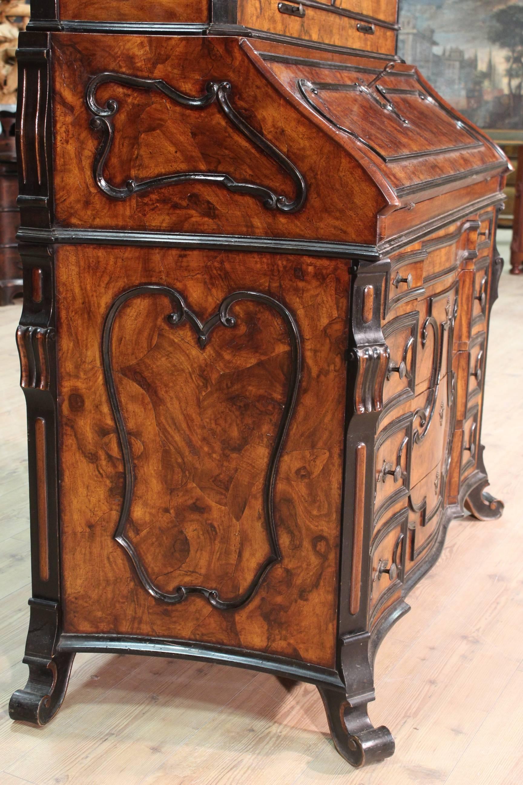 19th Century Bureau Made by Carved Walnut In Excellent Condition In Vicoforte, Piedmont