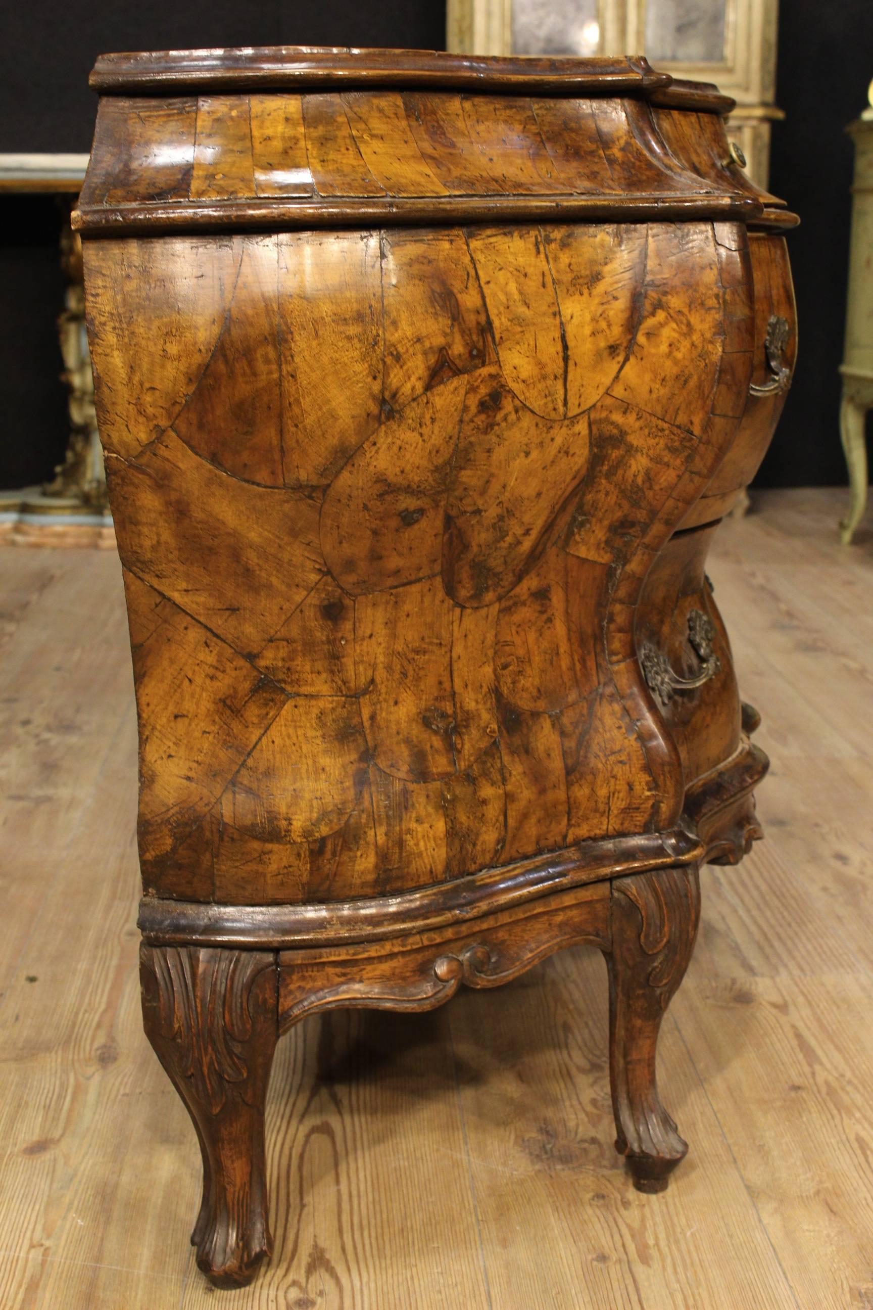 Rare pair of Italian dressers of the early 20th century. Pendant of chest of drawers moved and curved made by carved walnut and burl. Furniture with two drawers and two small drawers of good ability and service, decorated with chiseled bronze