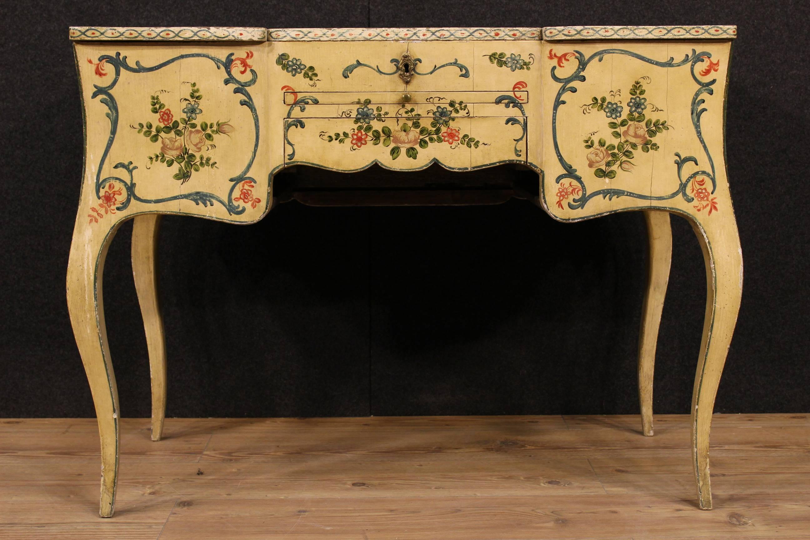 French dressing table of the late 19th century. Furniture in richly lacquered and painted wood with floral and animal decorations. Dressing table equipped with an external drawer and pull-out writing surface of good service. Top hiding three