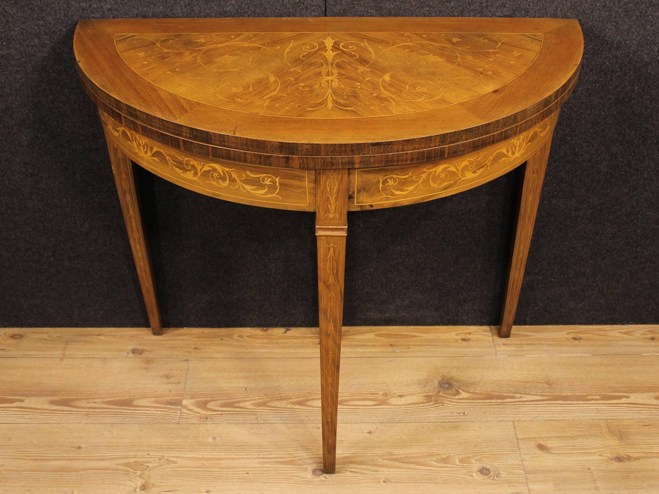 Italian half moon table finely inlaid in walnut and various woods. Furniture with opening top that offers the service of a round table (90 cm diameter) which is also inlaid. 20th century table, of excellent proportions, ideal for a living room but
