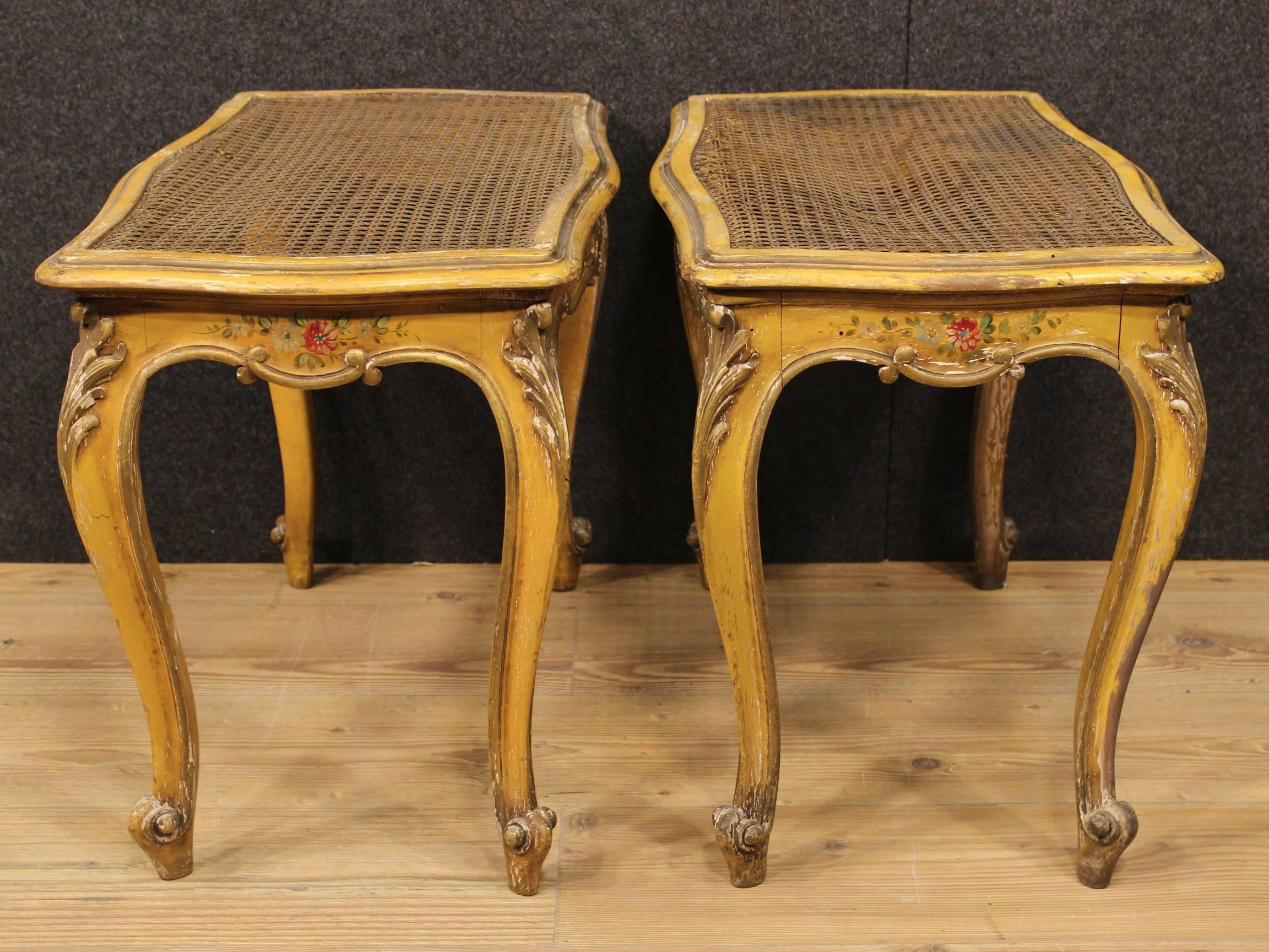 Rare pair of Venetian benches of the early 20th century. Furniture in finely lacquered and hand-painted with floral motifs wood. Sitting in Vienna straw in fair condition. Easily movable can be inserted at different points of the house. They present