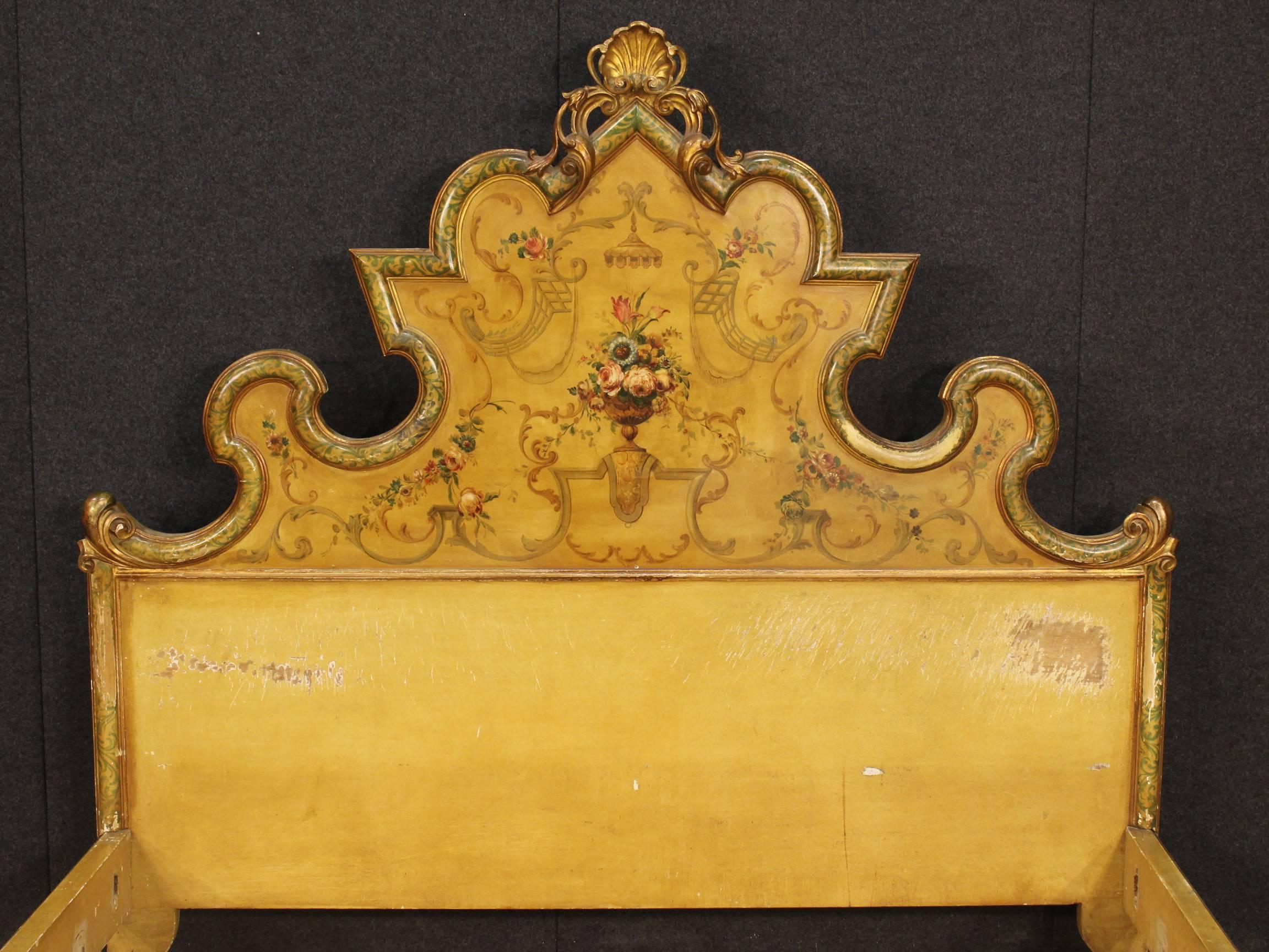 Spectacular Venetian double bed of the 20th century. Furniture made by ornately carved, lacquered, gilded and painted with floral decorations wood of great taste and enjoyment. Bed of exceptional decor rich in details of very beautiful decoration.