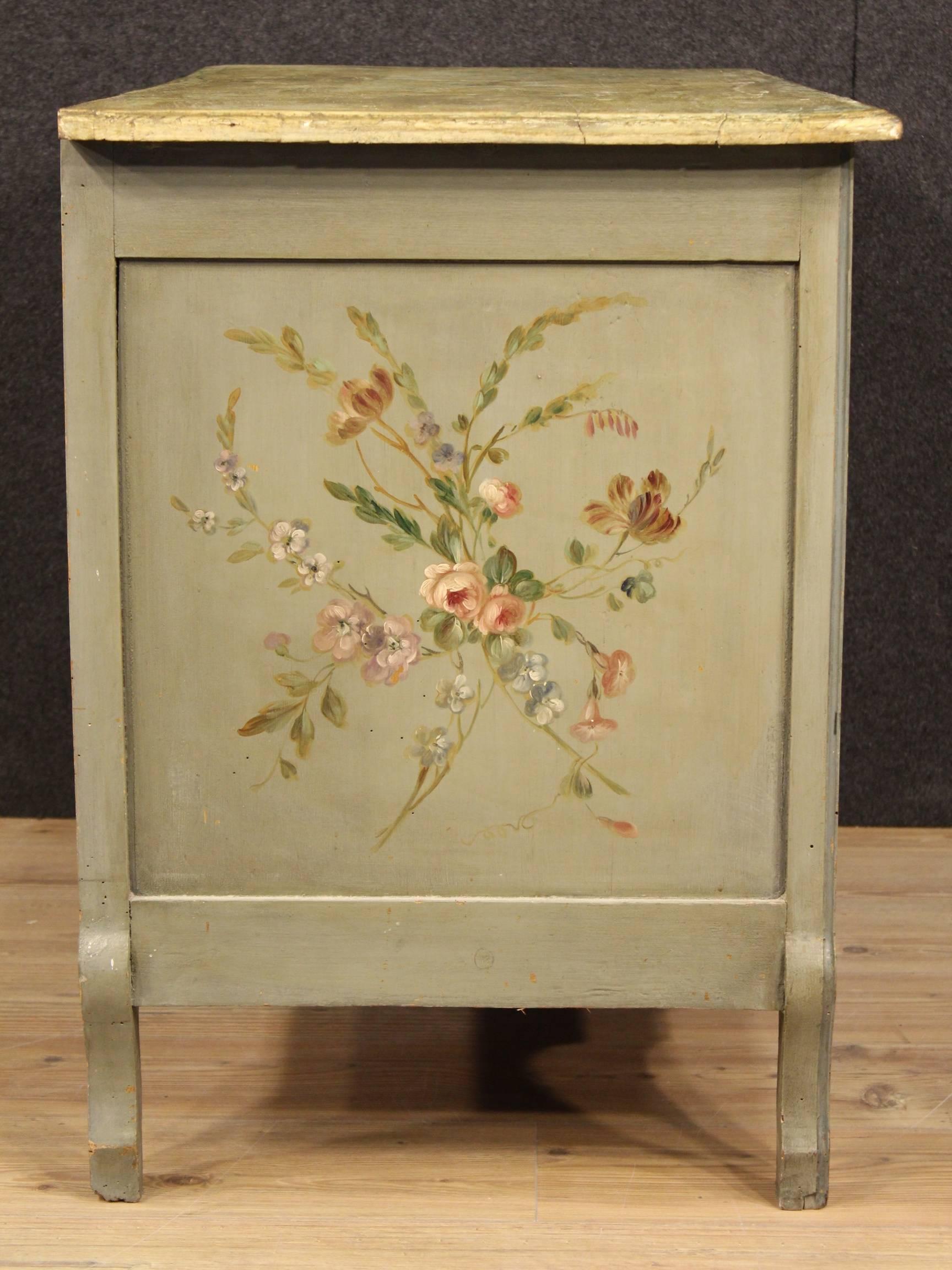 French commode from the early 20th century. Furniture in carved and painted wood with floral decorations, with faux marble lacquered wooden top. Chest of drawers with four external drawers. Furniture complete with four working keys. Dresser