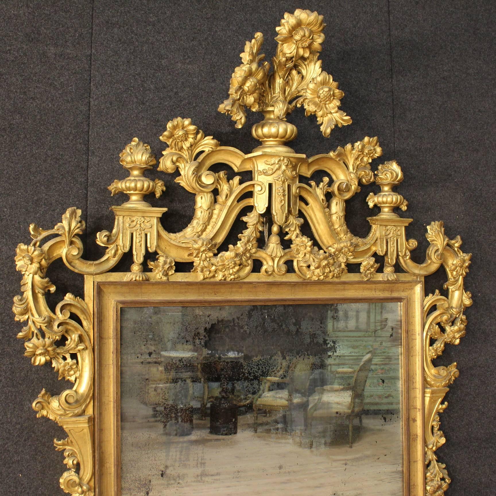 Spectacular Italian mirror of the 20th century. Furniture made by richly carved and gilded wood of great impact and beautiful decoration. Salon mirror ideal be placed on a chest of drawers, console table or bureau of fabulous decor. Mirror not