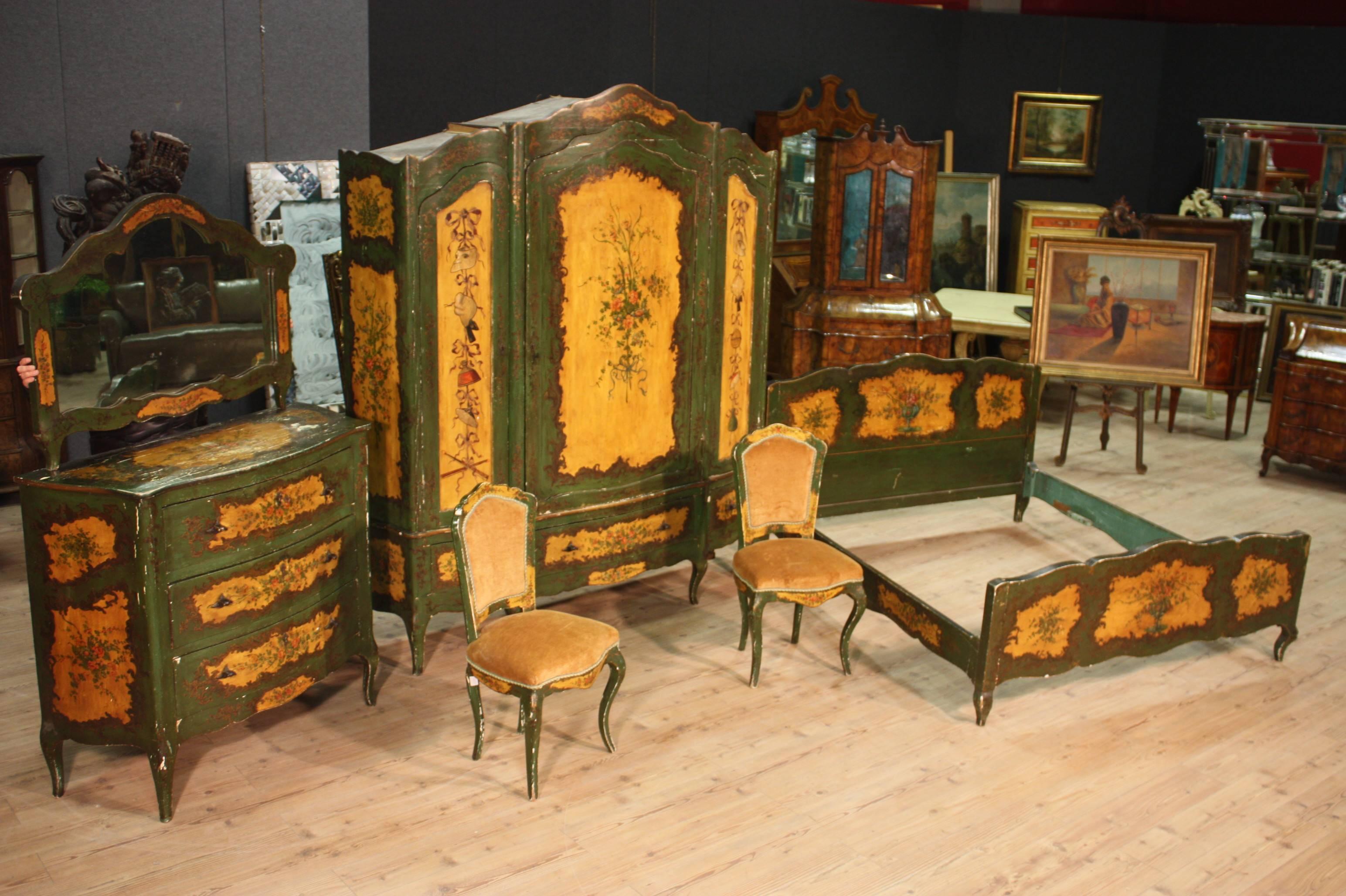 Scenic Venetian bed of the 20th century. Furniture made by ornately carved, lacquered, gilded and painted wood with floral motifs of great taste and enjoyment. Double bed of great extent and impact. Internal dimensions: W 159 x D 195 cm. Furniture