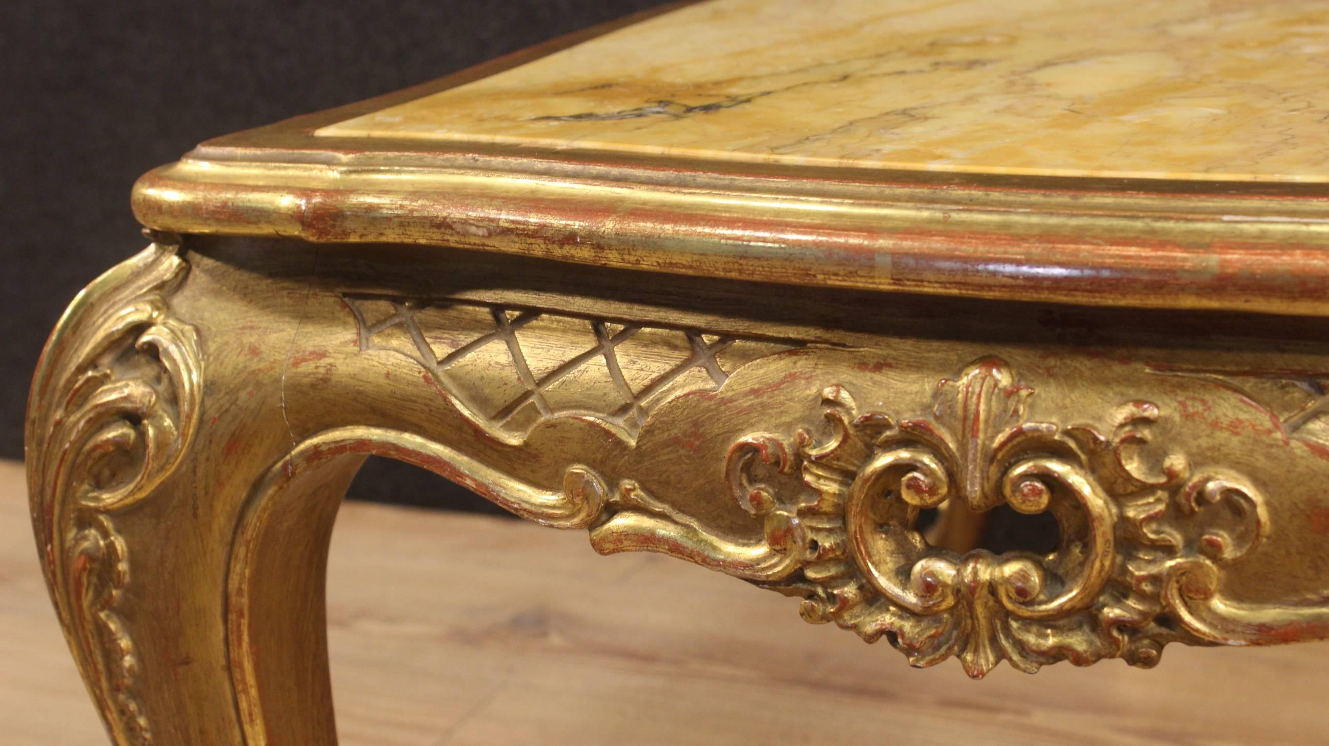 20th Century Italian Golden Coffee Table with Marble Top In Good Condition In Vicoforte, Piedmont