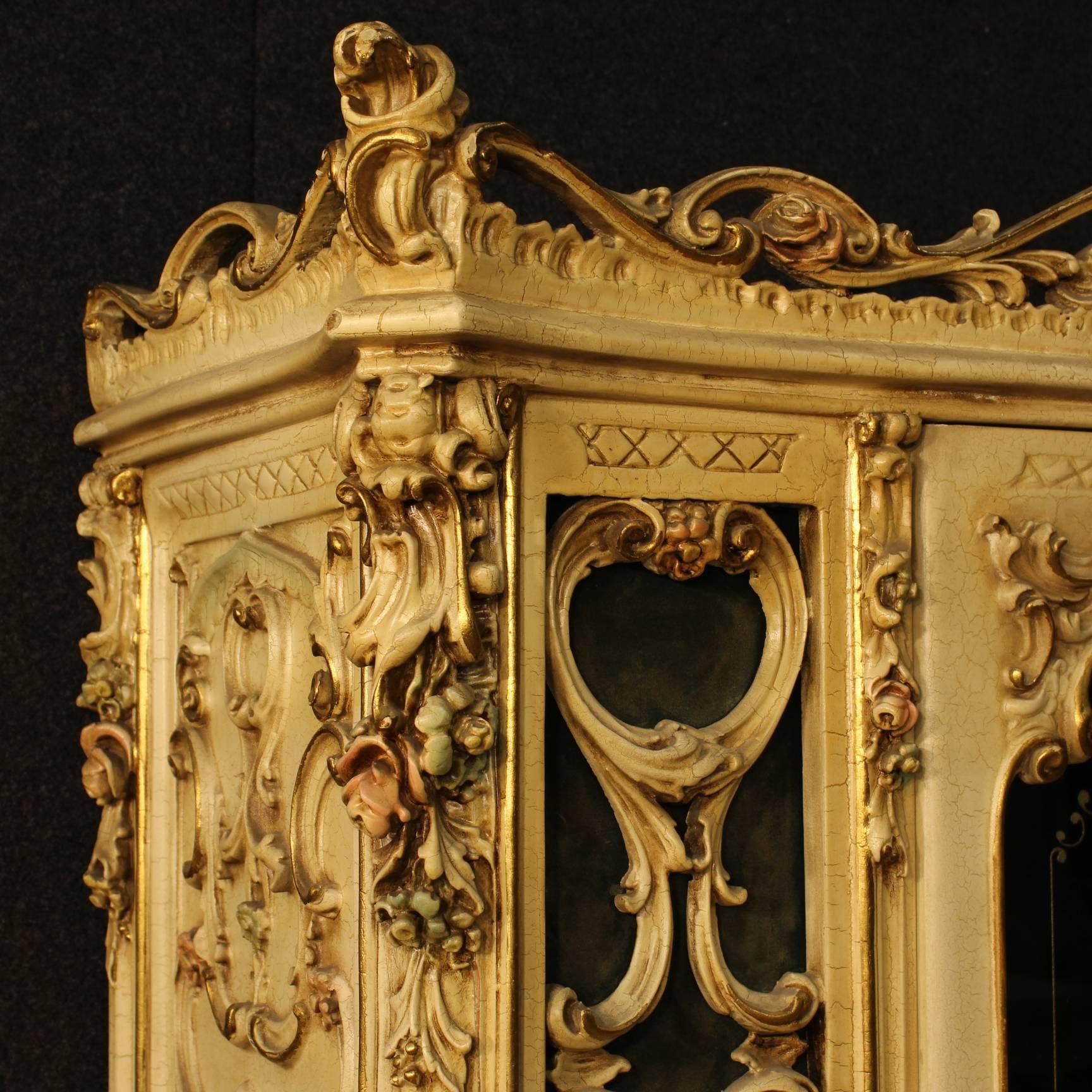 Italian 20th Century Venetian Lacquered and Gilded Showcase
