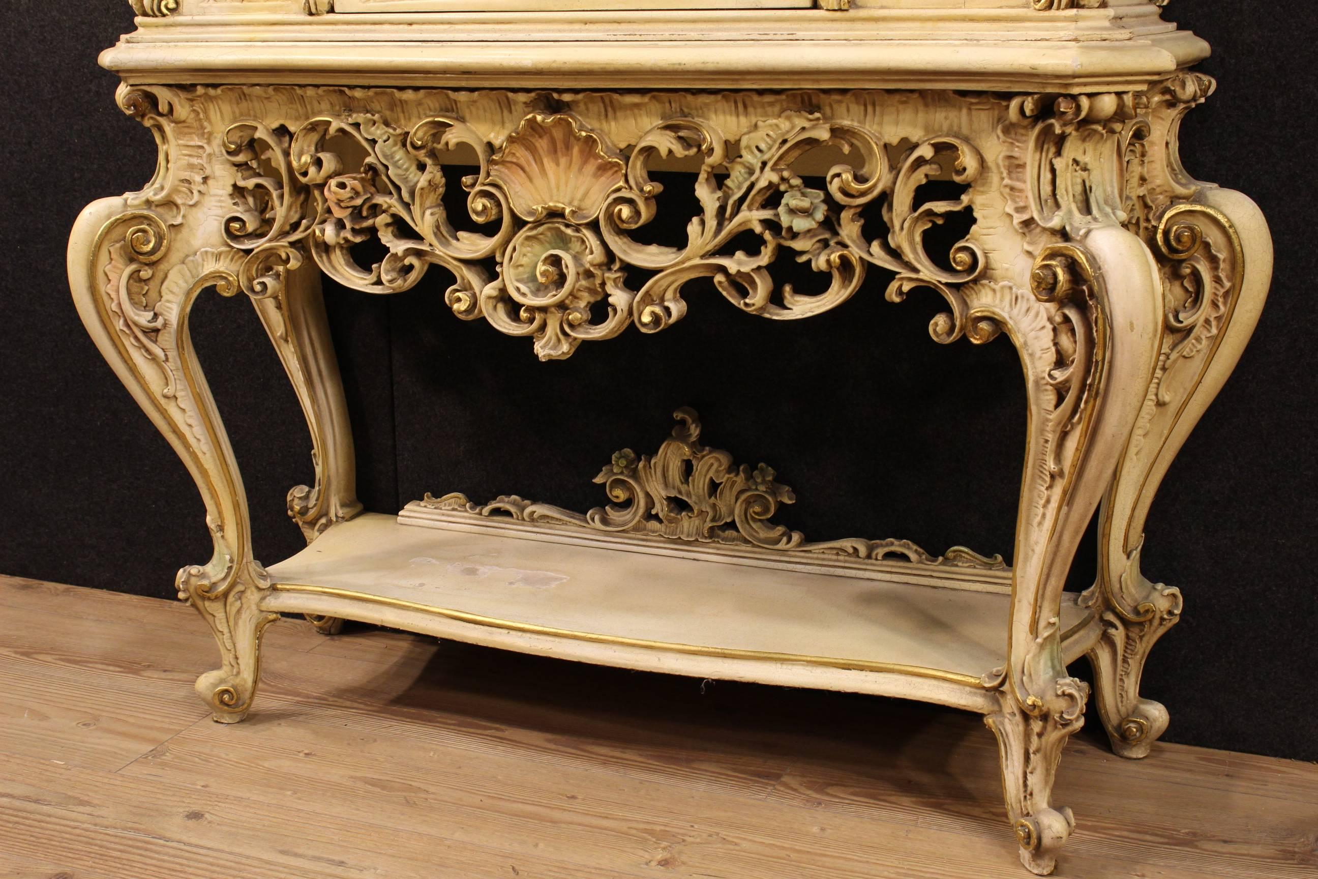 Gilt 20th Century Venetian Lacquered and Gilded Showcase
