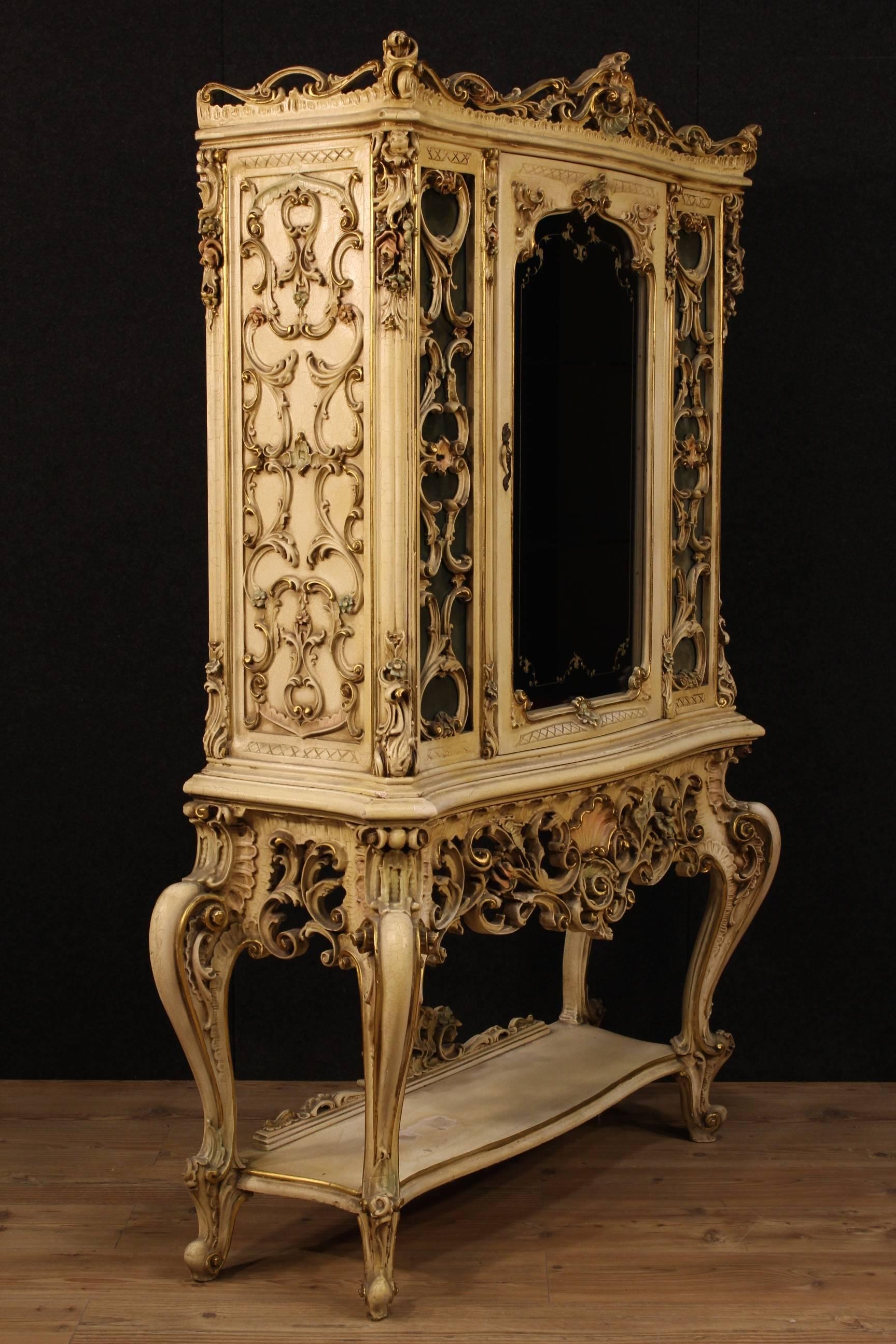 20th Century Venetian Lacquered and Gilded Showcase 2