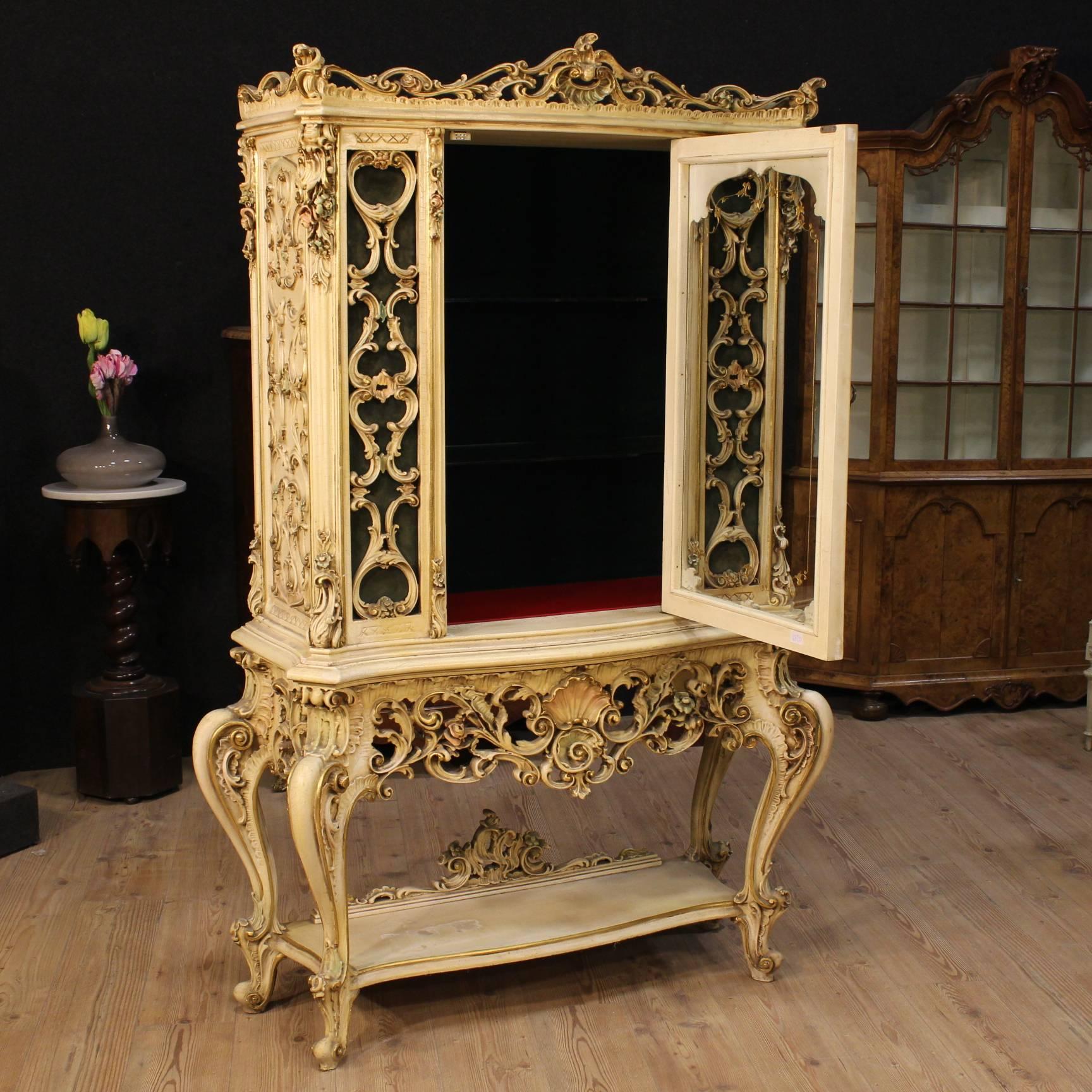 20th Century Venetian Lacquered and Gilded Showcase 3