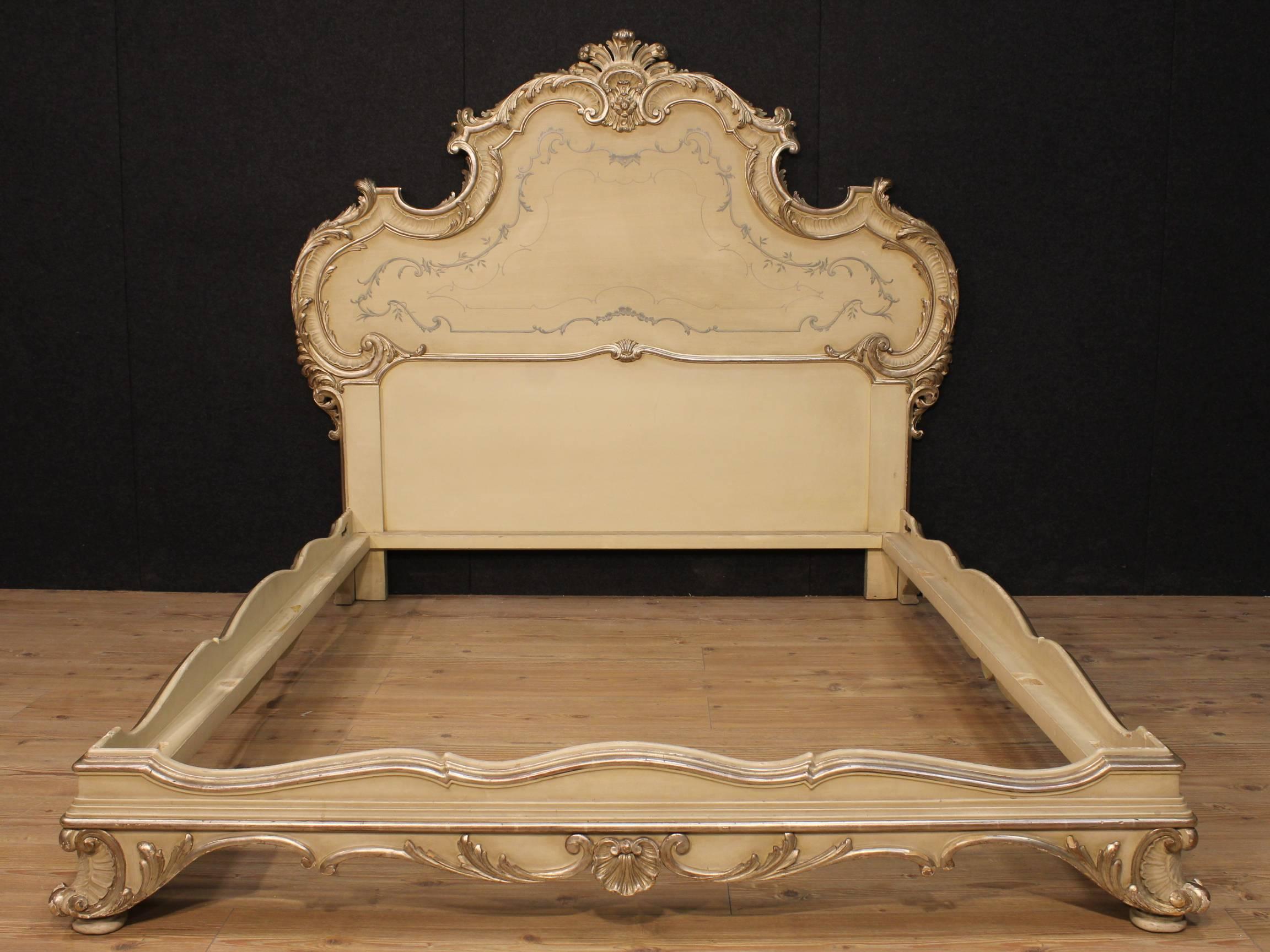Spectacular Venetian bed of the 20th century. Furniture of high quality made by ornately carved, lacquered and painted by hand wood of fabulous decoration and good taste. Bed that can hold a mattress of the following measures: W 142 cm x P 183 cm.