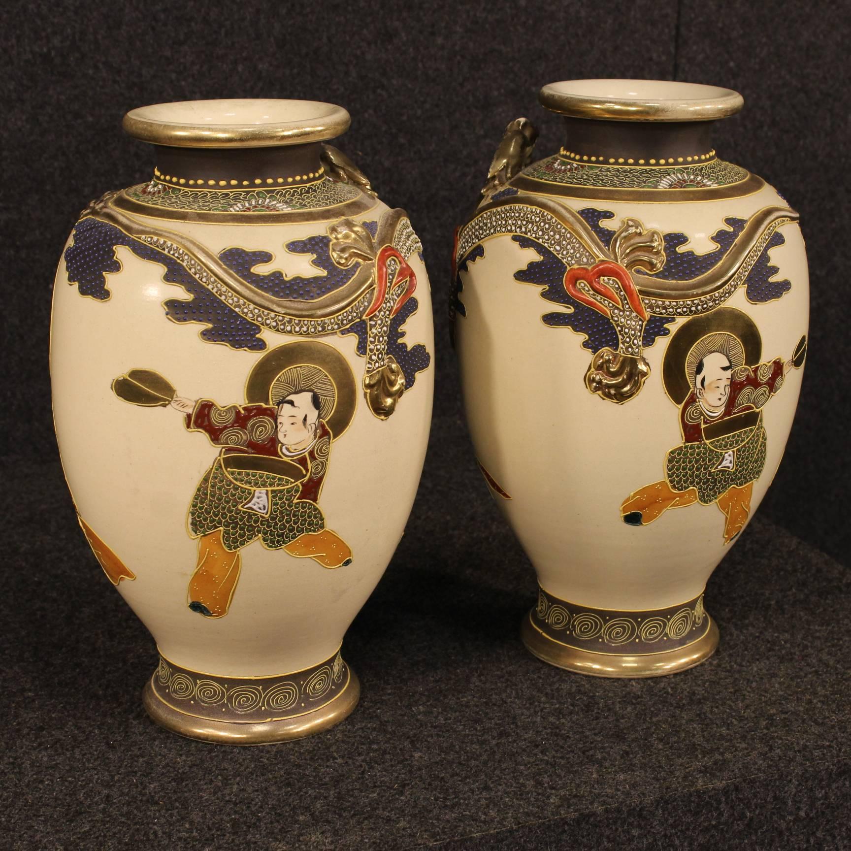 Beautiful pair of Satsuma vases, Japan of the 20th century. Objects in hand-painted ceramic with relief decorations of nice fit and quality. Vases for lovers, antique dealers and collectors stamped under the base. Objects that can be easily inserted