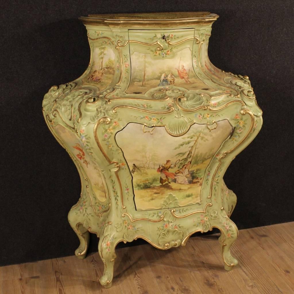 Exceptional Venetian sideboard of the mid-20th century. Credenza in ornately carved, painted, gilded and hand-painted wood with neoclassical scenes with characters and putti of great quality and fabulous decoration. Urn buffet moved and curved