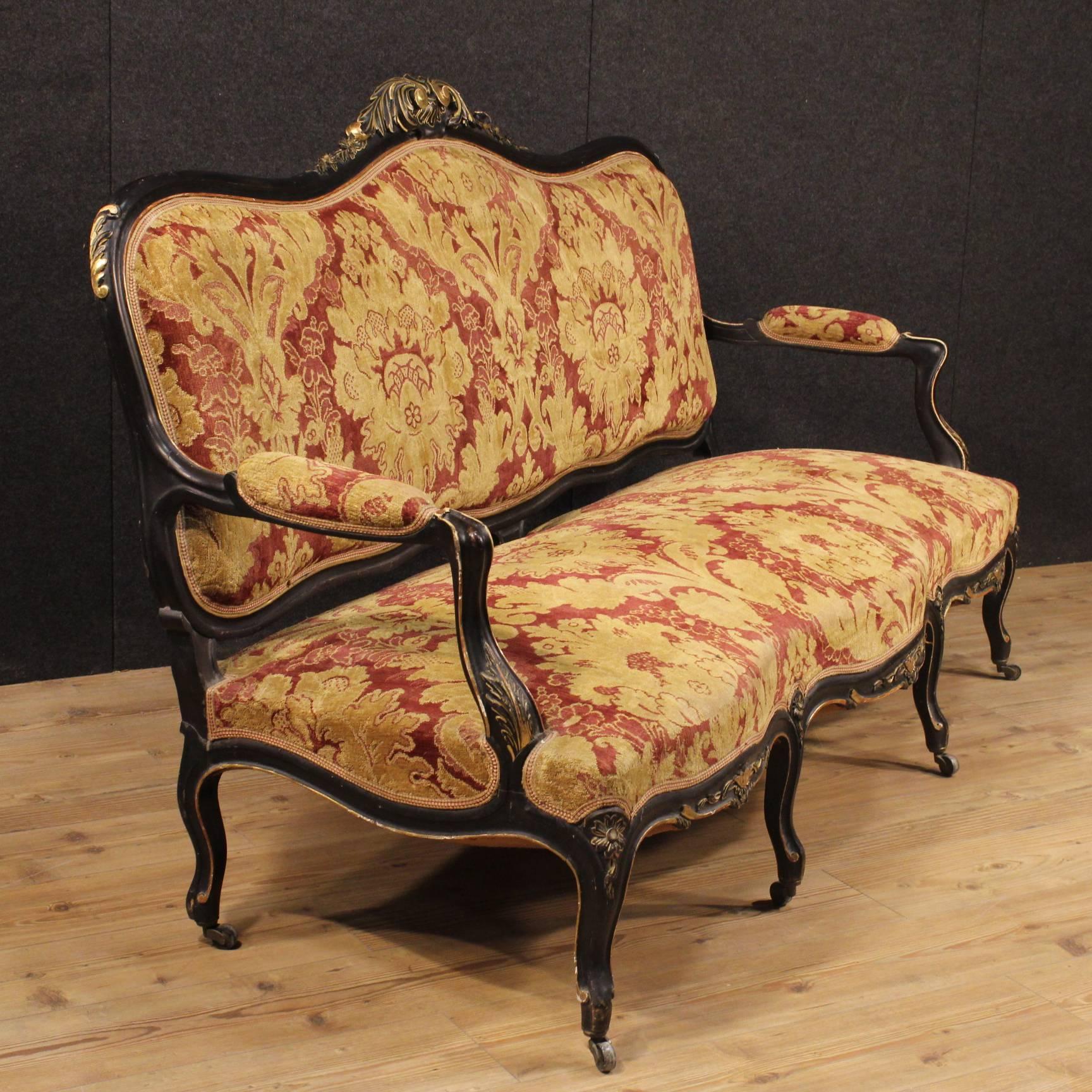 Stylish French sofa of the early 20th century. Furniture in finely carved, lacquered and gilded wood, very pleasant. Sofa of good comfort covered in damask velvet with some signs of wear. Seat and back with padding in good condition. Height to seat: