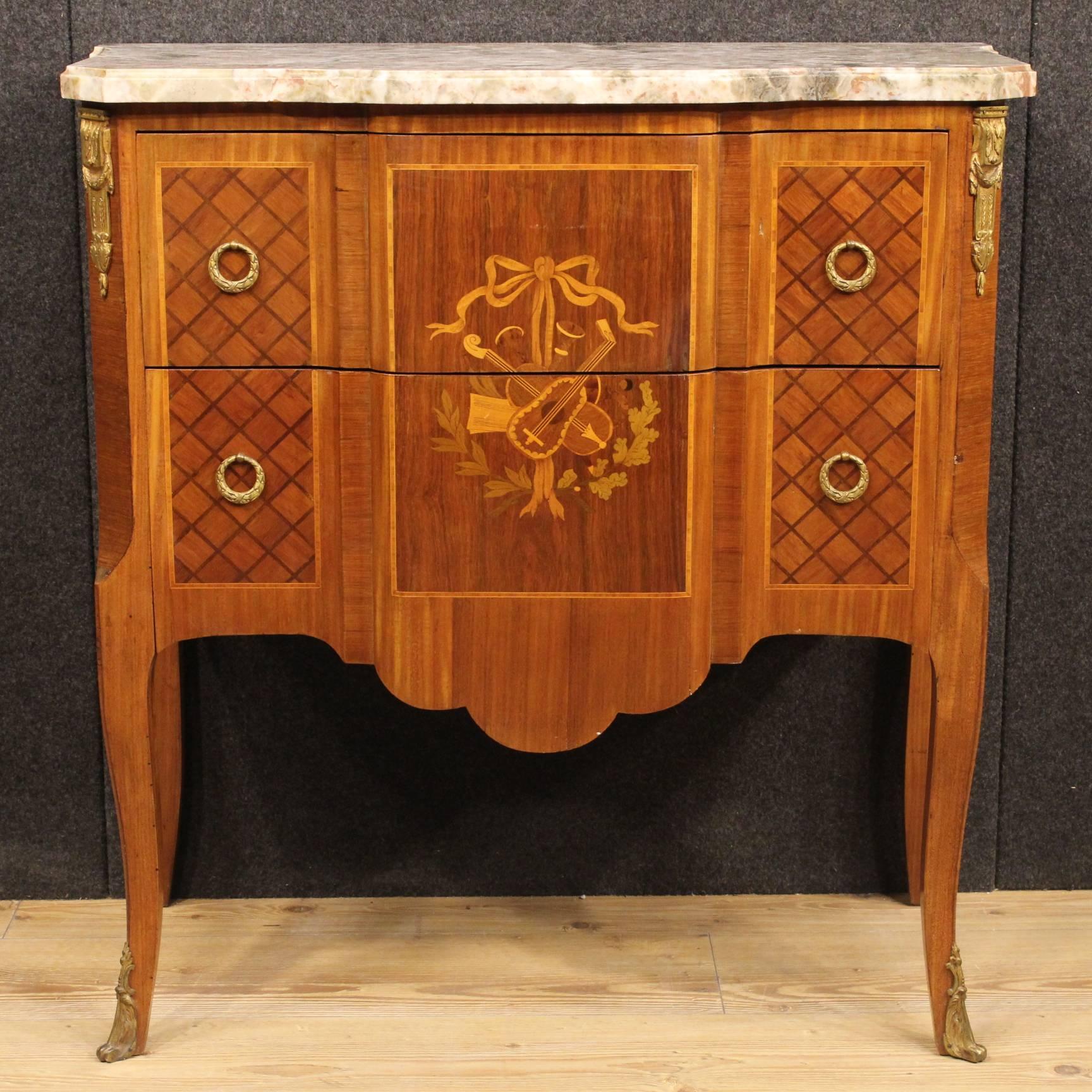 Small French dresser of the 20th century. Furniture nicely inlaid in mahogany, rosewood, palisander, maple, boxwood and fruitwood and decorated with gilded and chiseled bronze. Very elegant dresser adorned with geometric inlay on the sides and